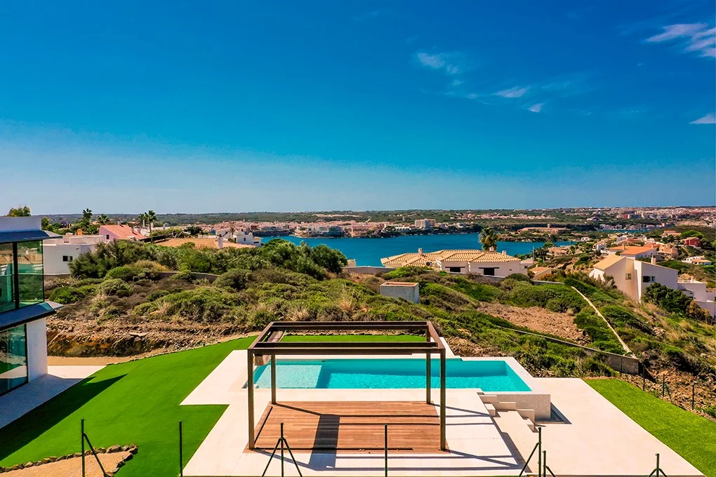 Fantástica casa a estrenar con vistas al mar en Cala Llonga, Menorca