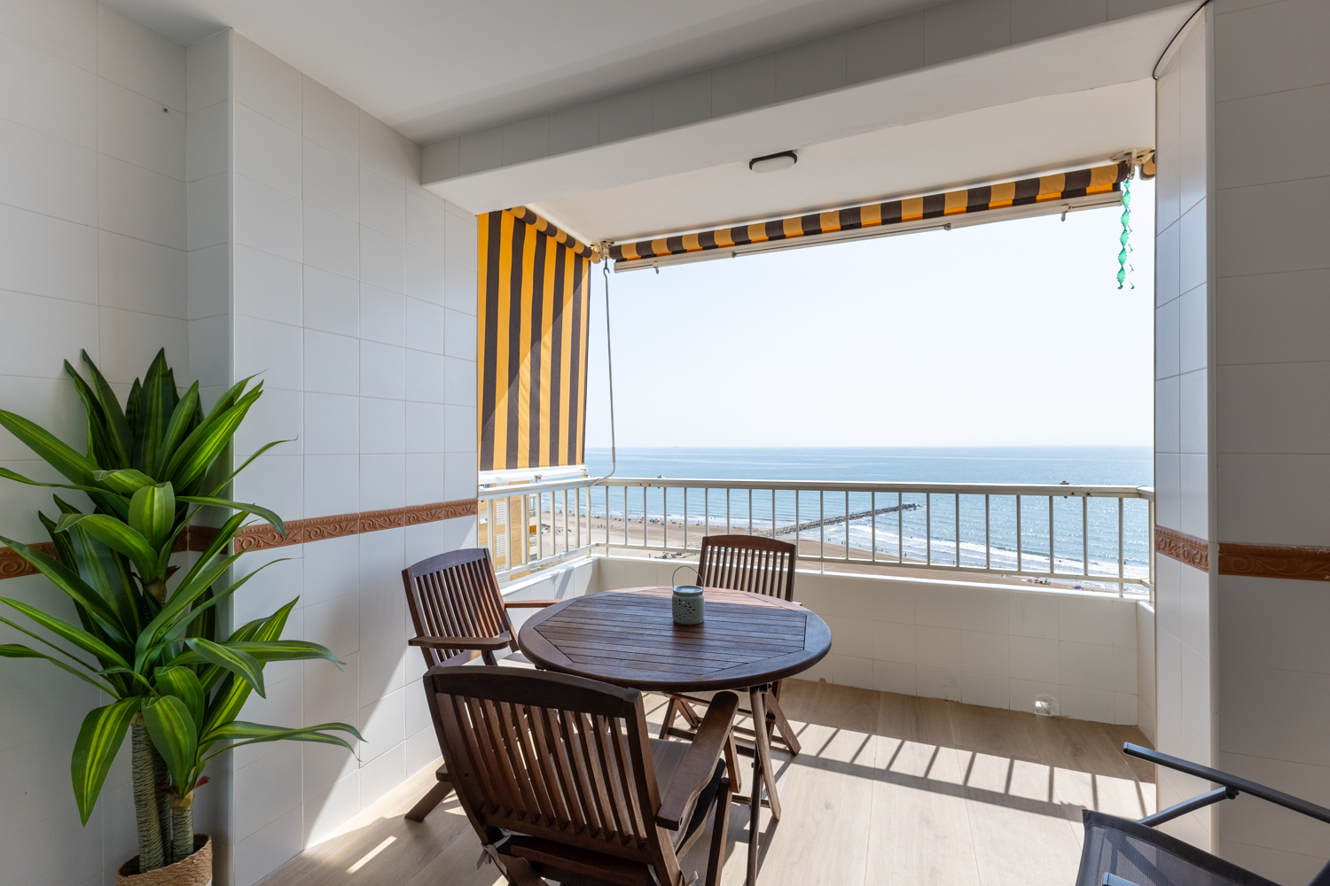 Seafront apartment with terrace and unique views