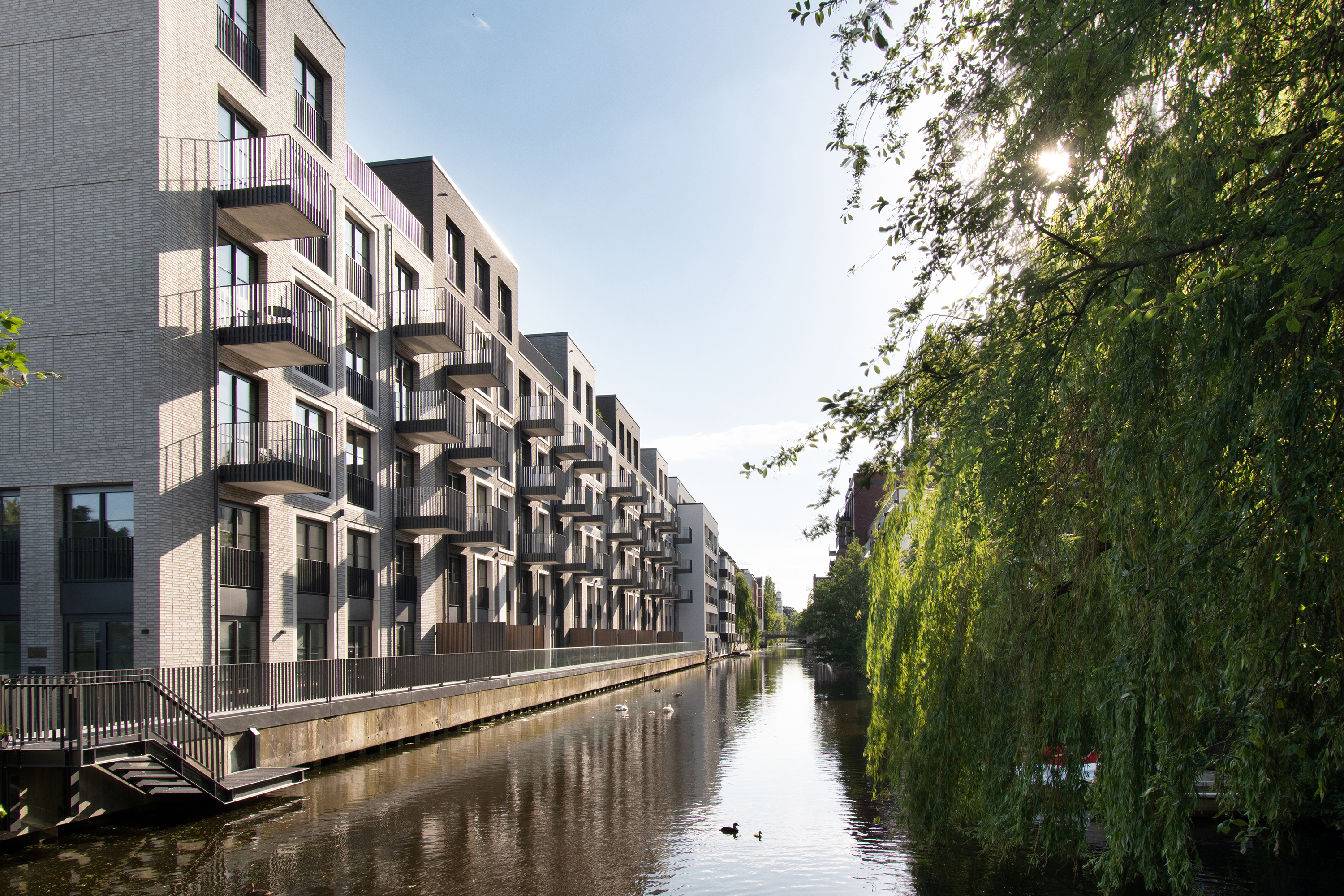 Helle Endetage mit 2 Dachterrassen direkt am Kanal!