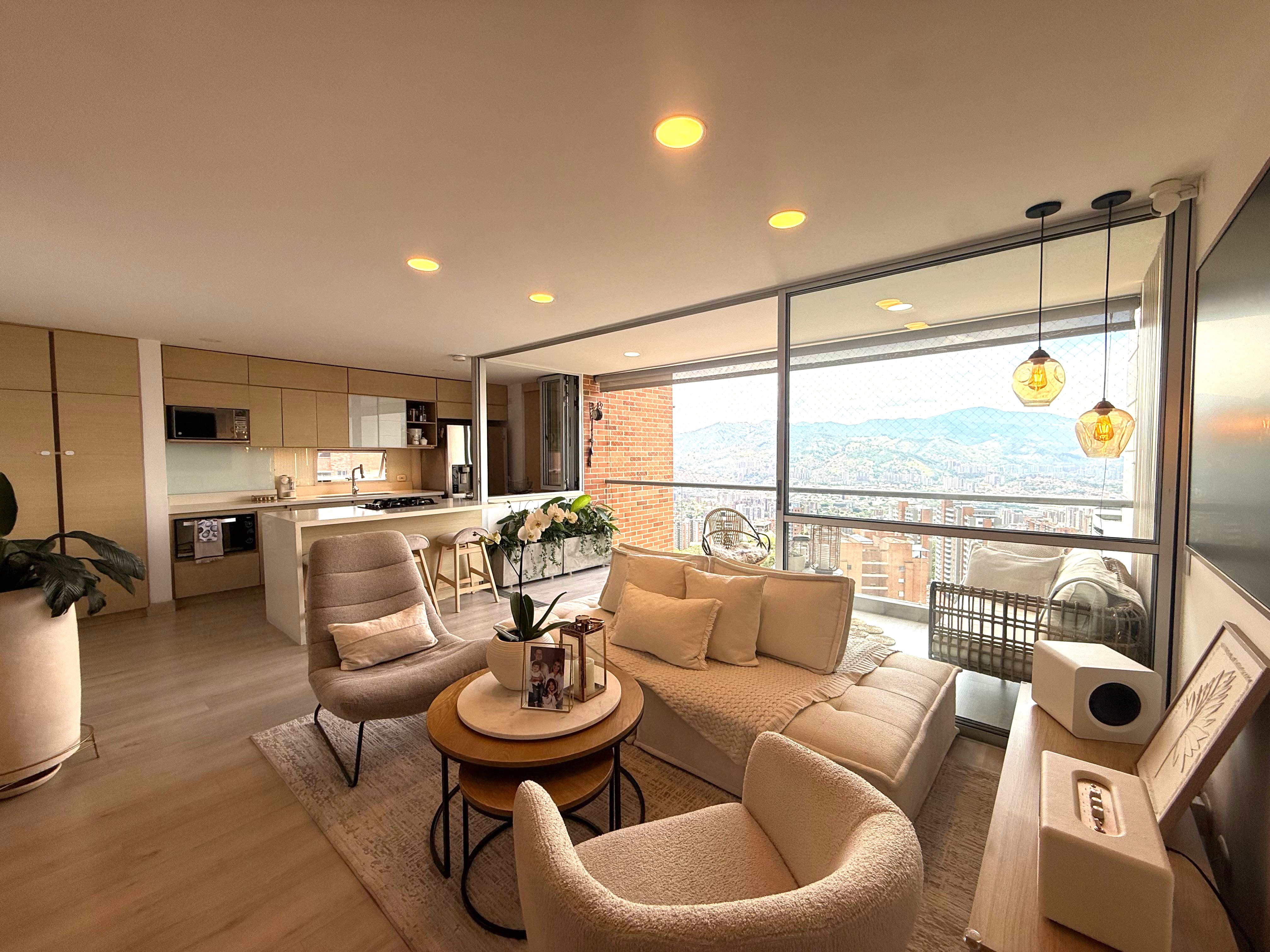 Apartamento con balcón y clubhouse para venta | Loma El Esmeraldal, Envigado