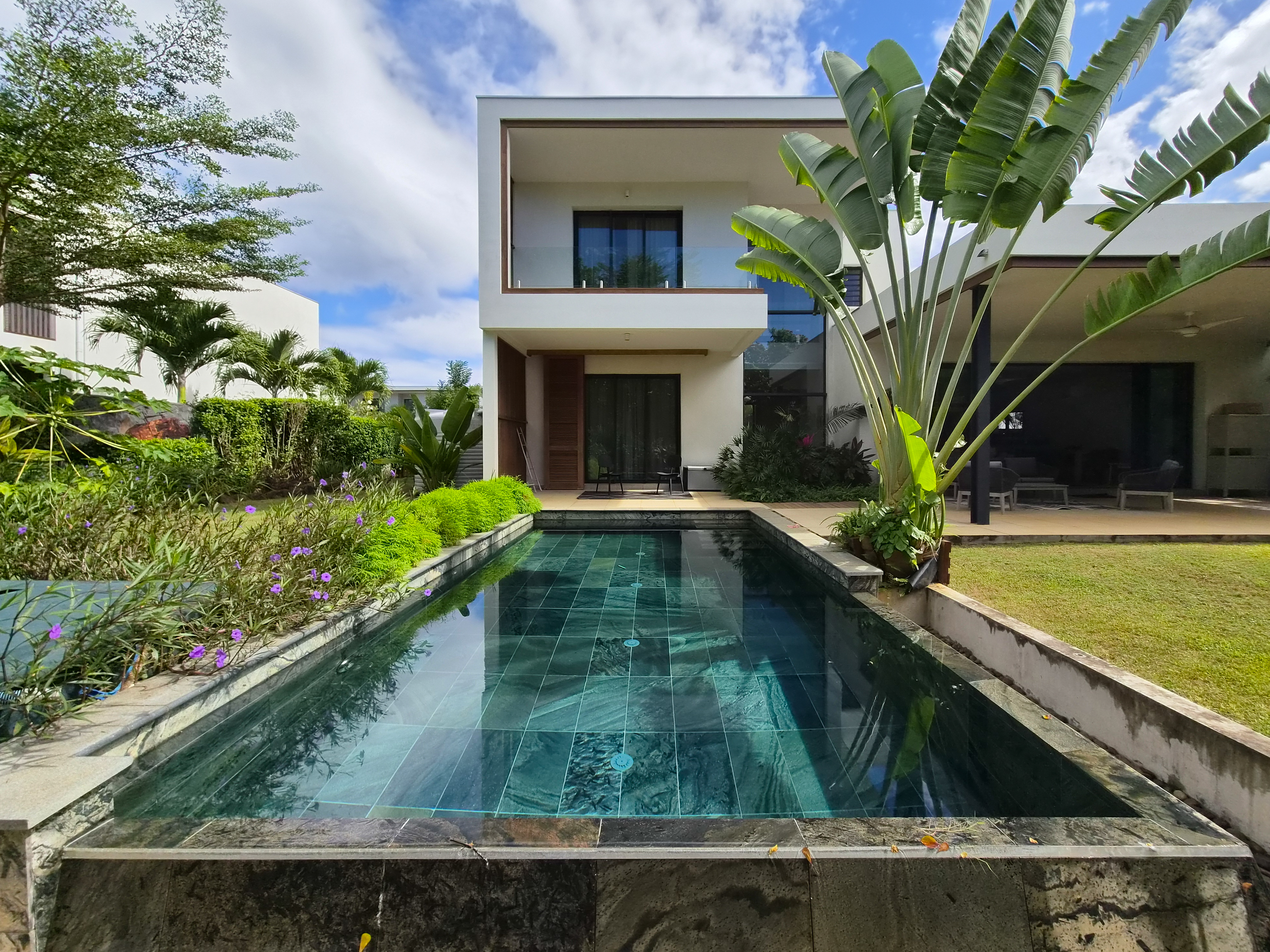 Stylish West Coast Villa Close to Beaches & Amenities