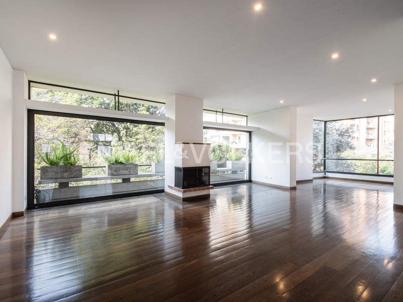 Iluminado apartamento con balcón para arriendo en El Virrey