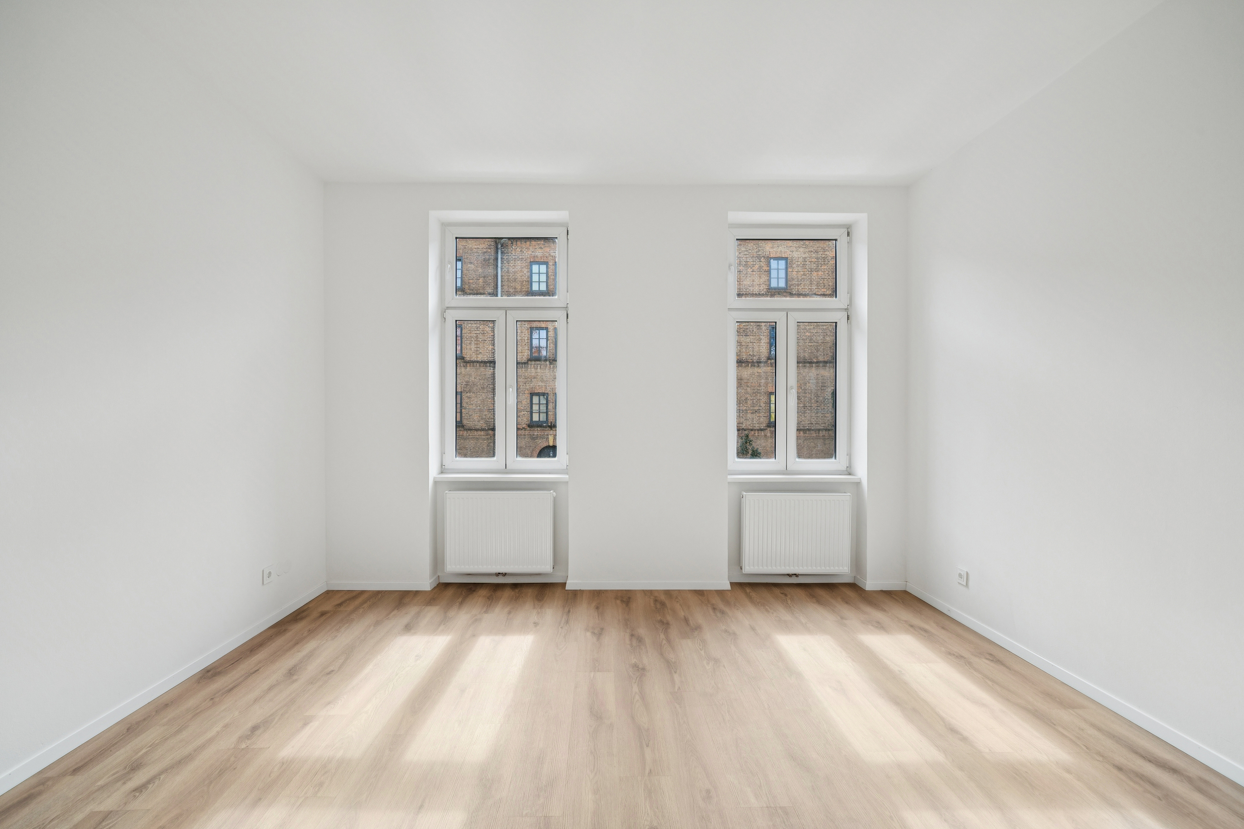 Urban living in the 12th district: Bright period apartment with a well-designed layout