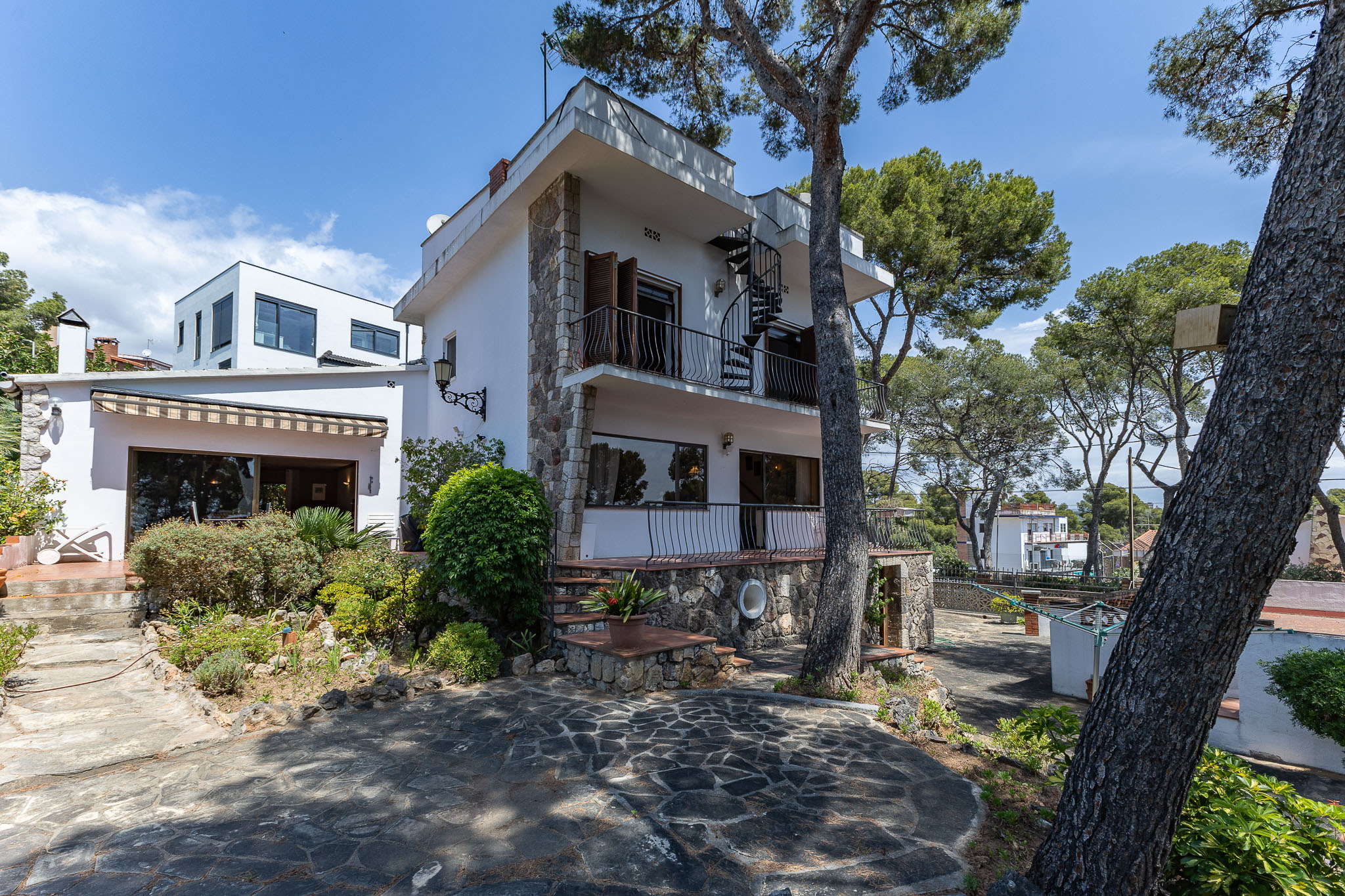 Great potential to renovate and bring to life the home of your dreams.