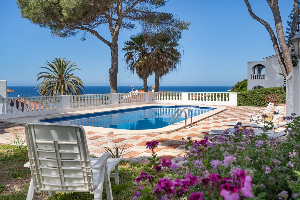Reihenhaus mit Pool und wunderschönem Meerblick in Son Bou, Menorca