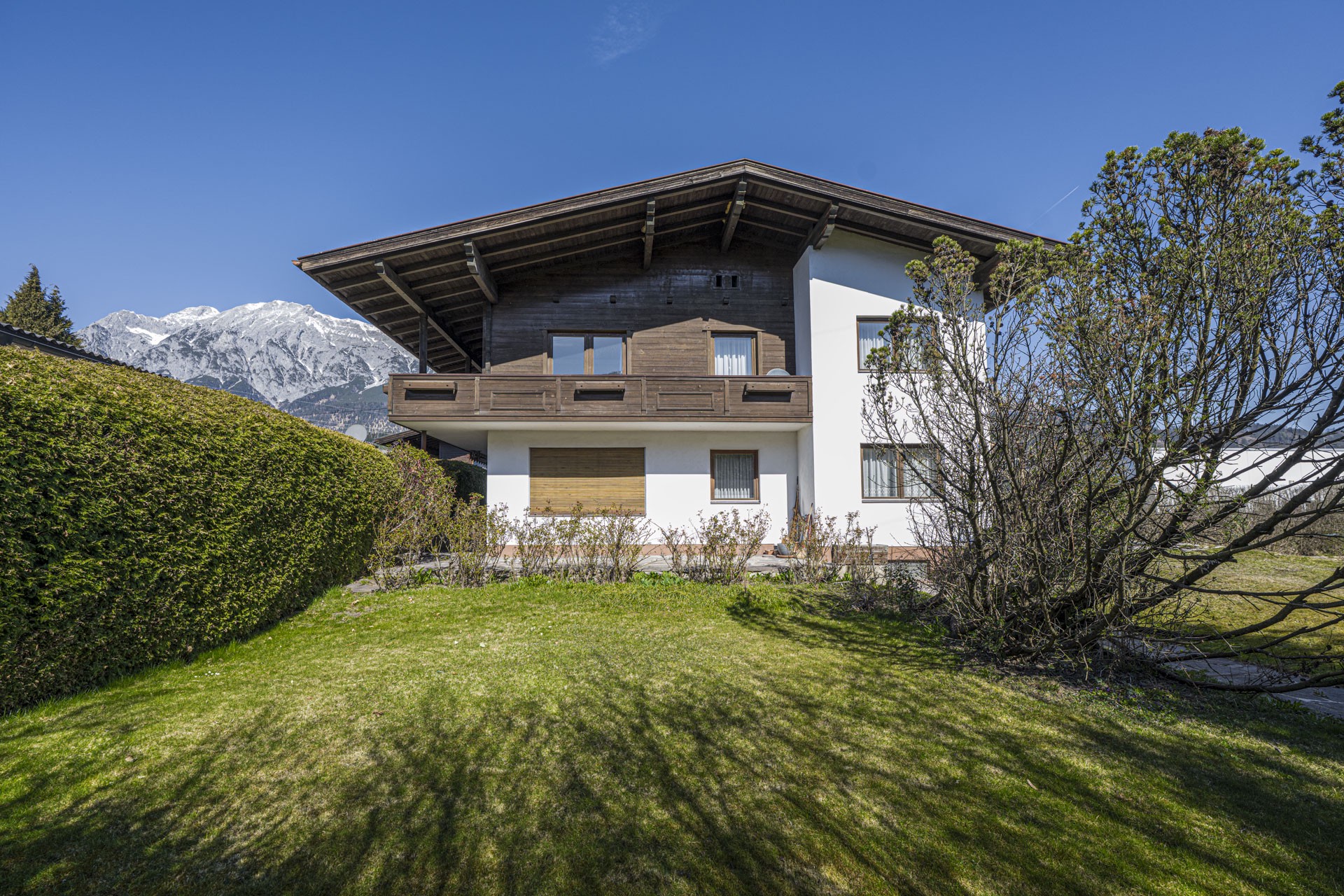 Einfamilienhaus mit großem Grundstück