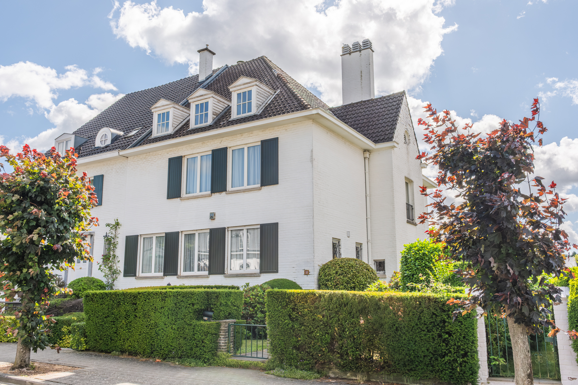 Chant d'Oiseau - bright 3-sided house with south-east facing garden