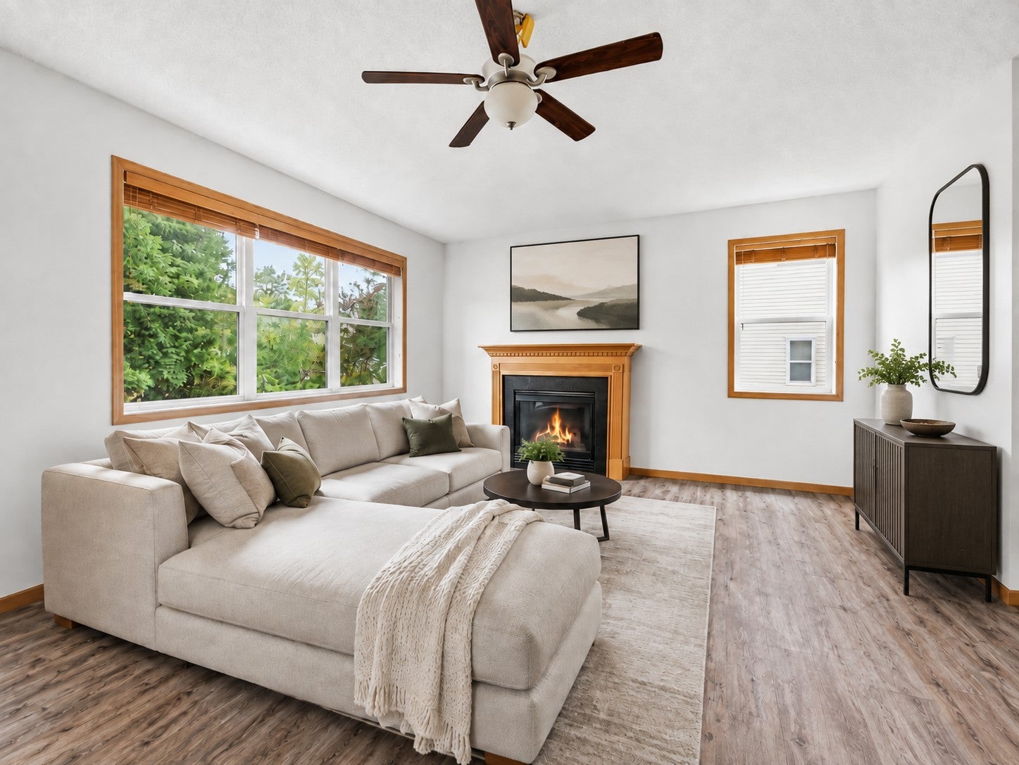 Executive Rosemount 4-BR: Open Layout & Fenced Yard