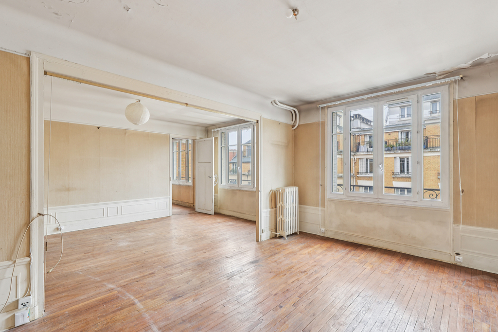 Neuilly-sur-Seine – Cross-through apartment to renovate in an elegant condominium