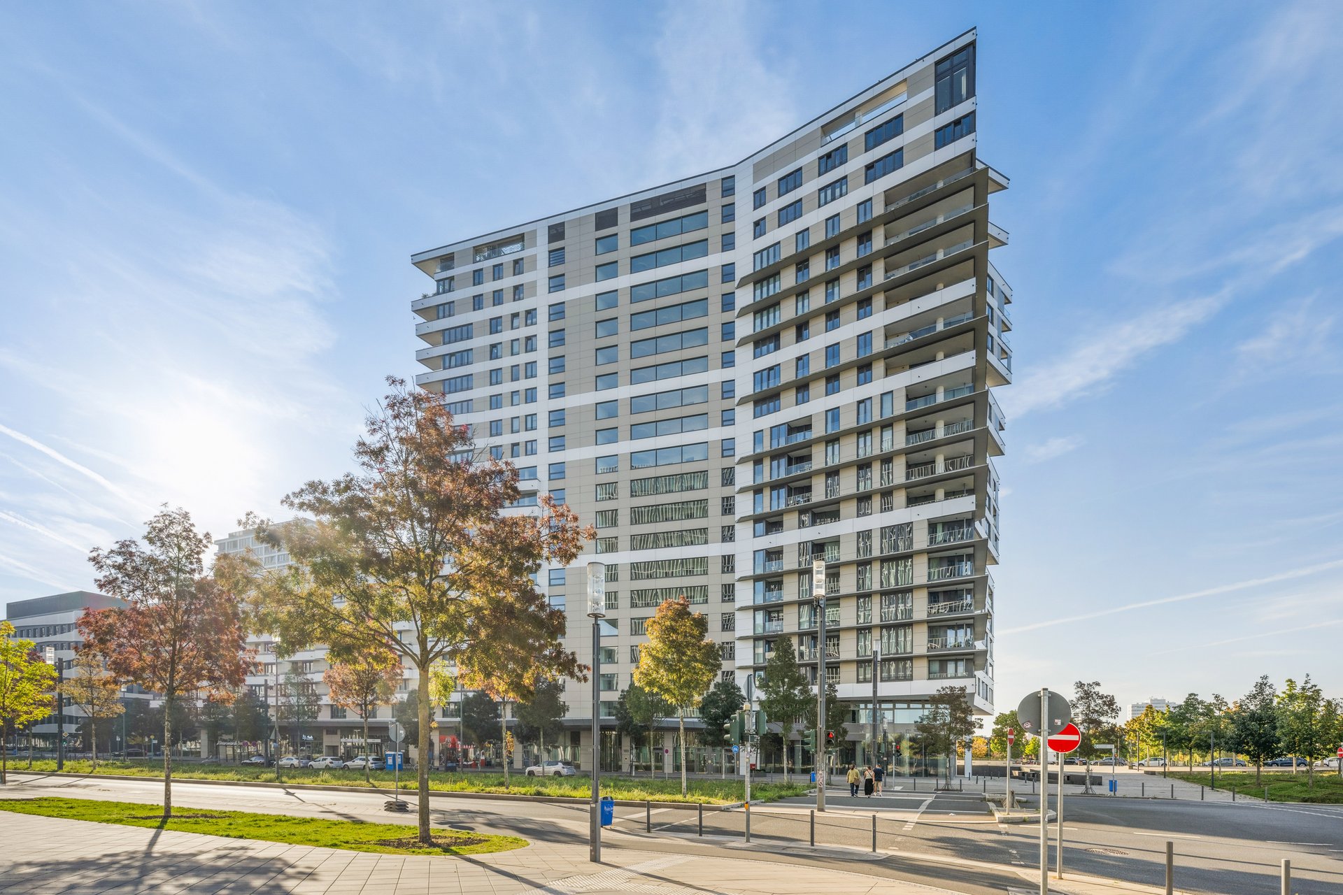 A stage for the skyline and Europagarten: Two-room apartment in Praedium