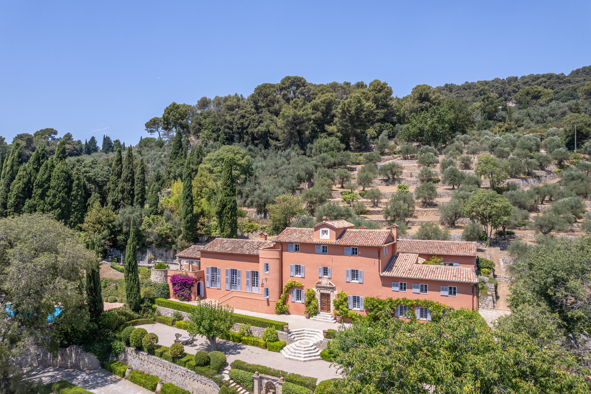 Give in to Grasse prestige: fully renovated bastide, gardens, pool