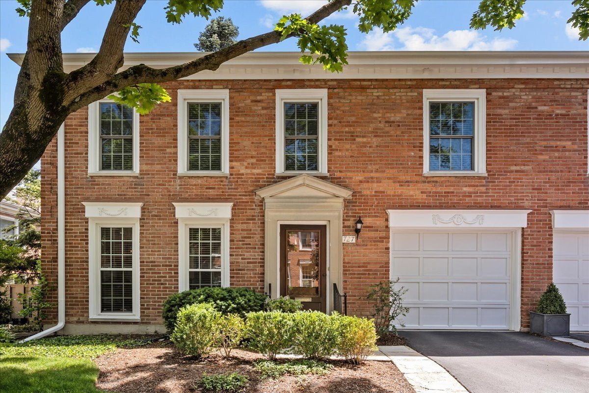 All-brick Colonial Townhome in Northbrook's Colonnades