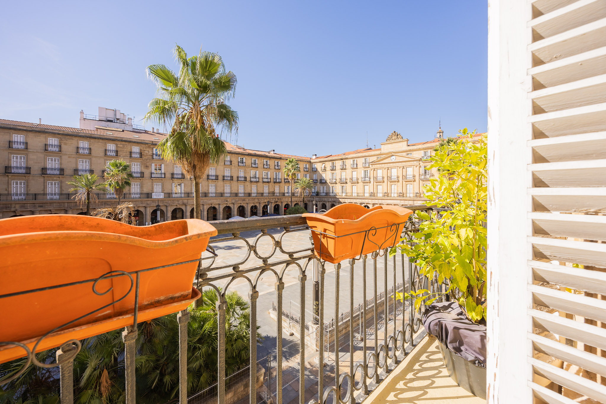Home in the iconic Plaza Nueva