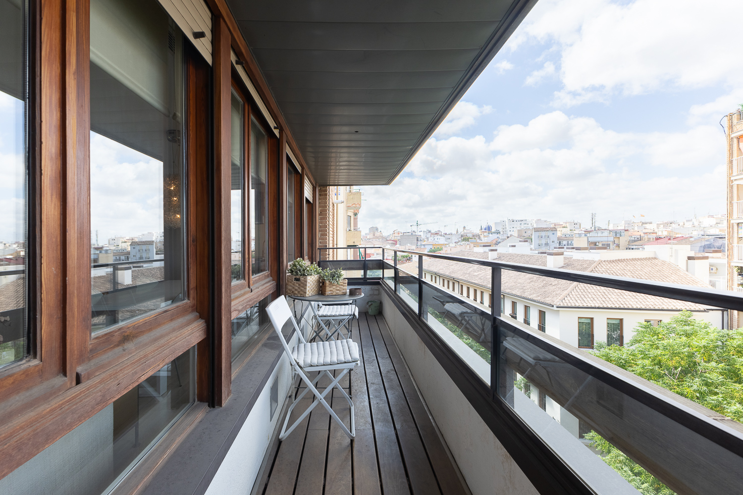 Designer apartment with balcony and parking space next to the Turia River