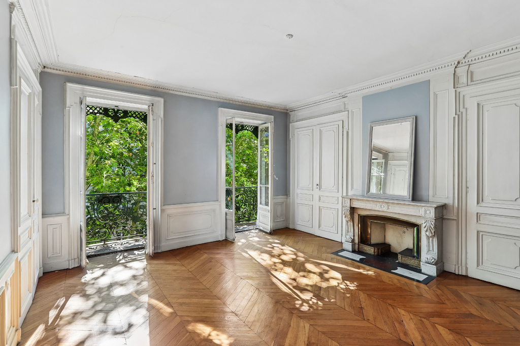 Foch - T6 on a high floor with balcony, to renovate