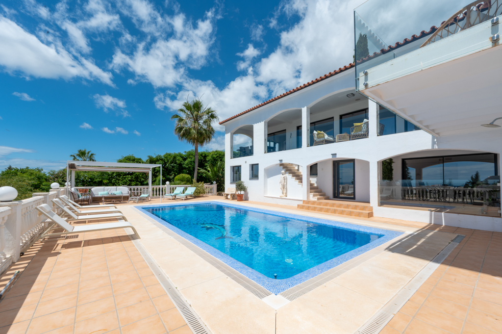 Elegant Villa with Panoramic Sea Views and Independent Guest Apartment