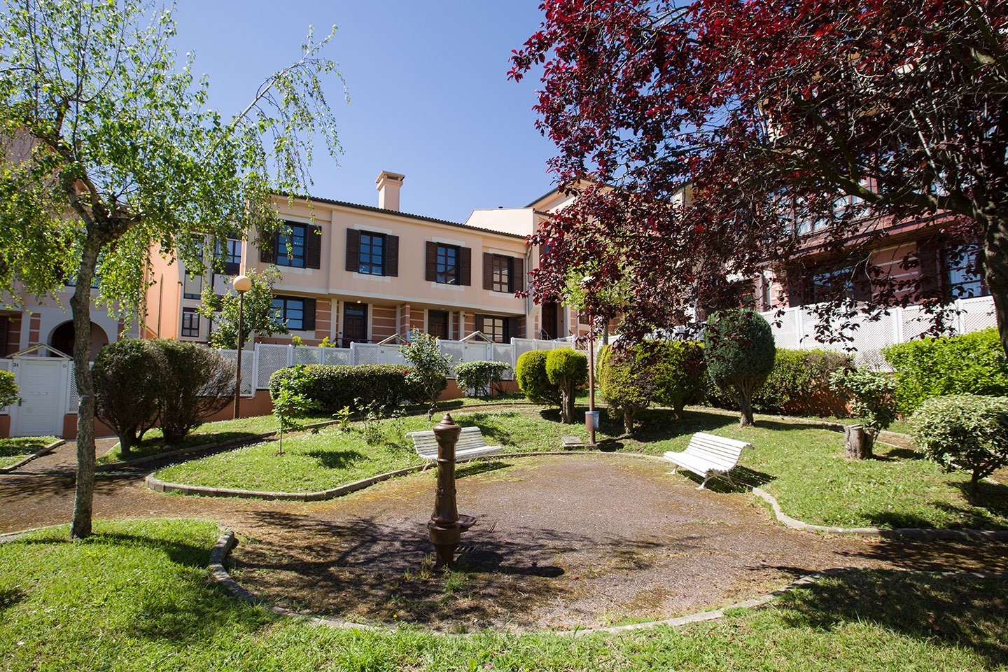 Chalet pareado en urbanización privada con piscina