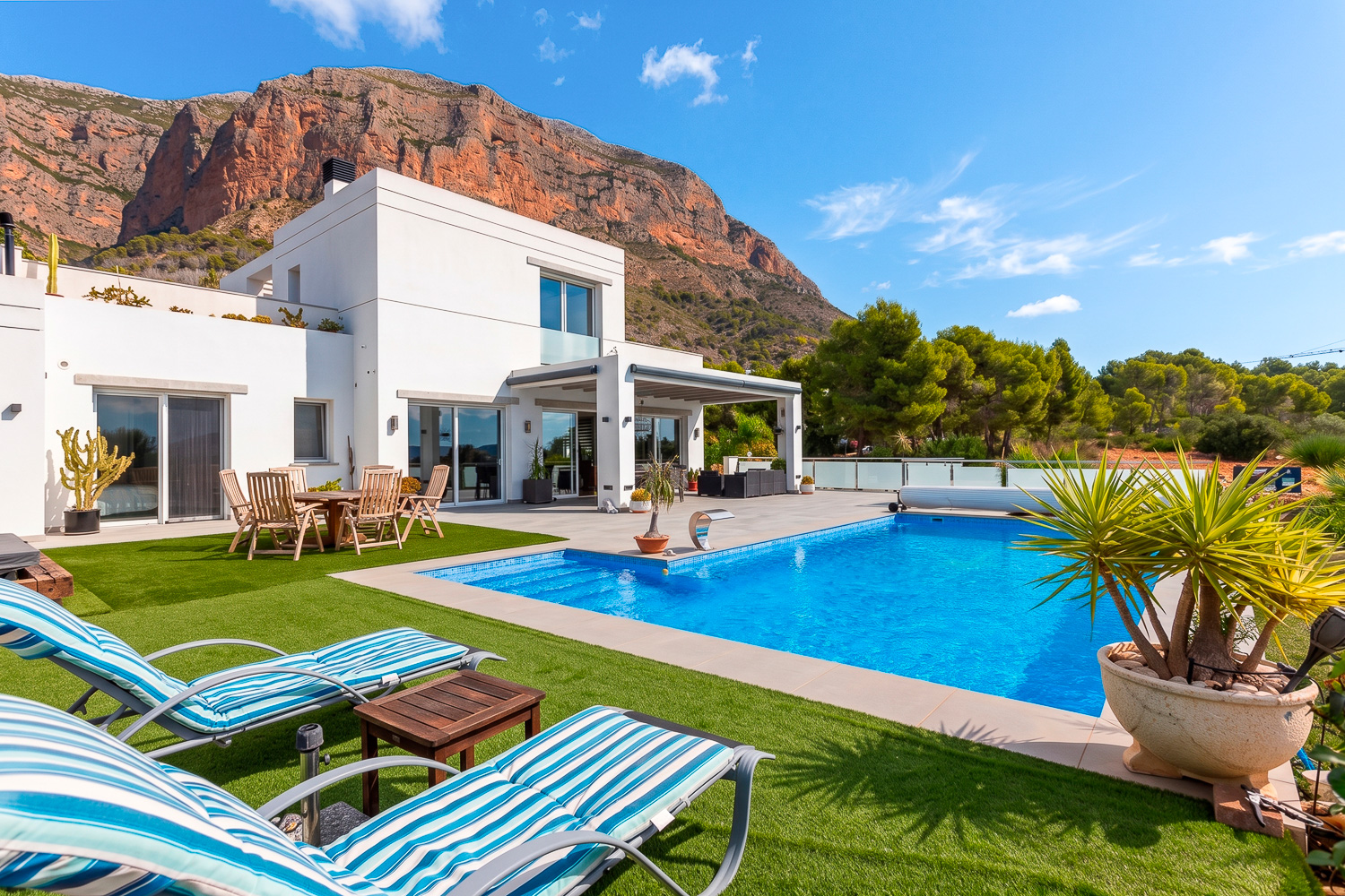 Contemporary Mediterranean Villa with Open Green Views and Montgó Backdrop in Jávea