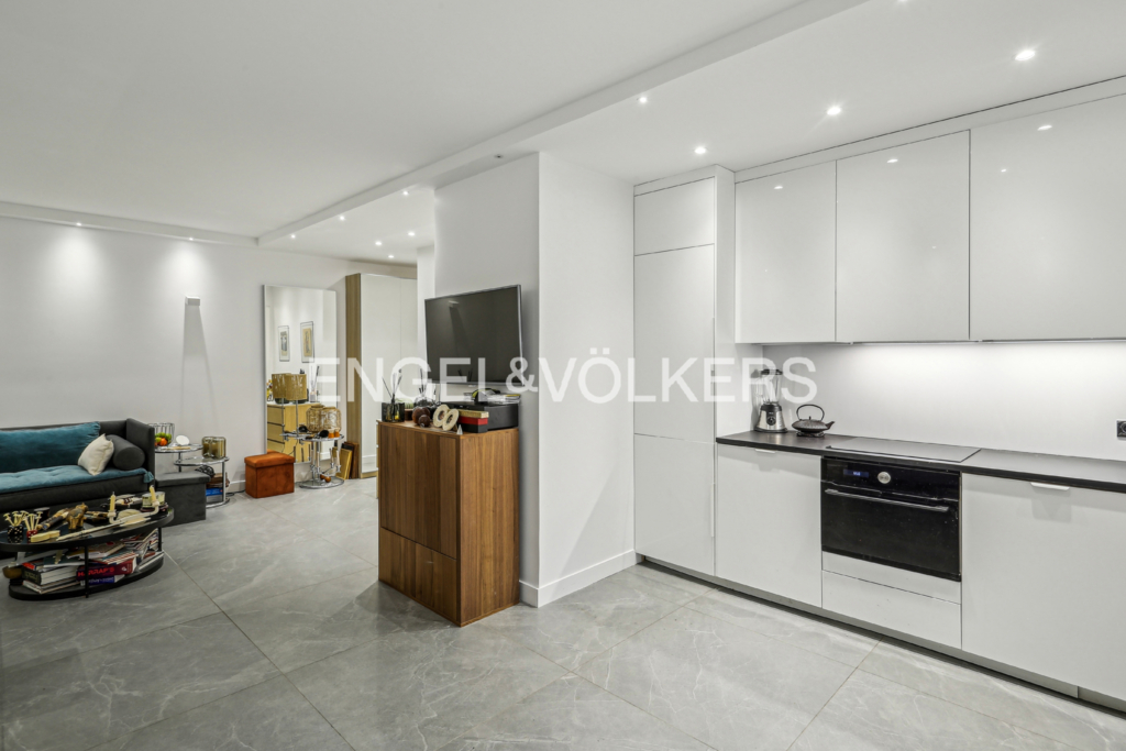 Large 2-room apartment in the heart of Passy Village.