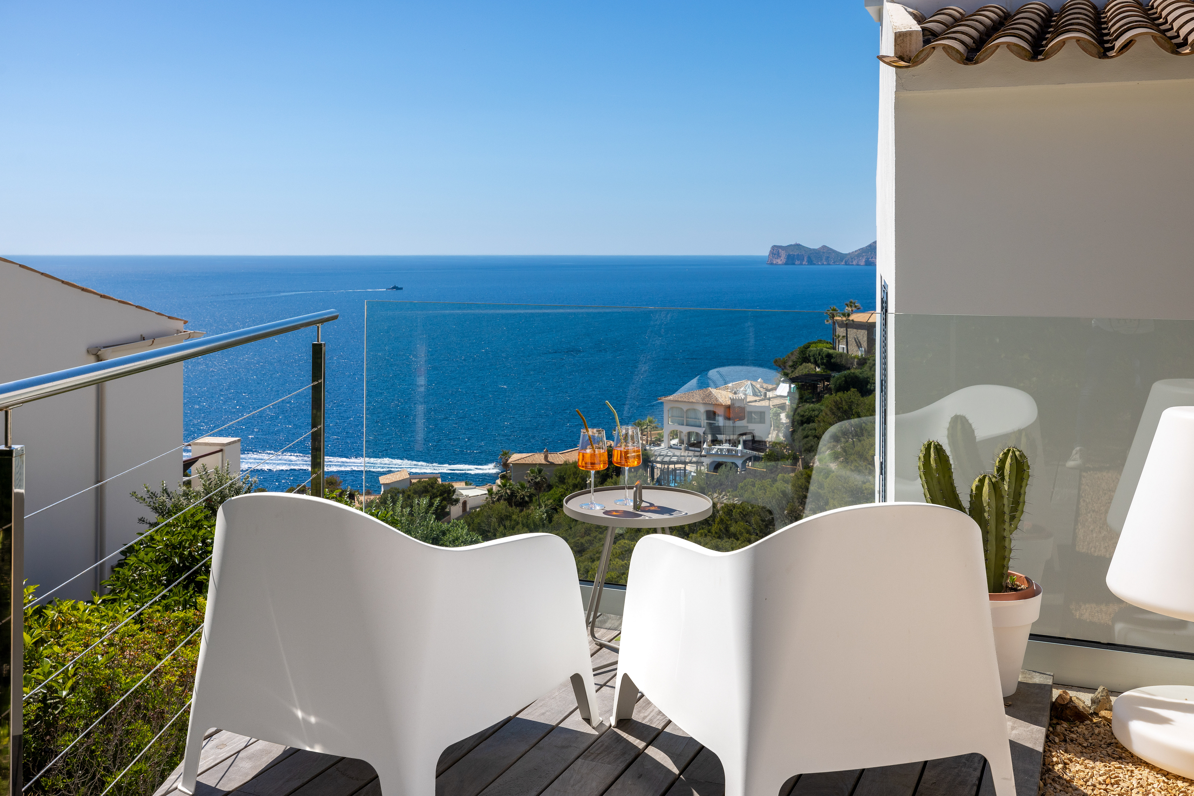 Modernes Apartment mit Garten und Meerblick