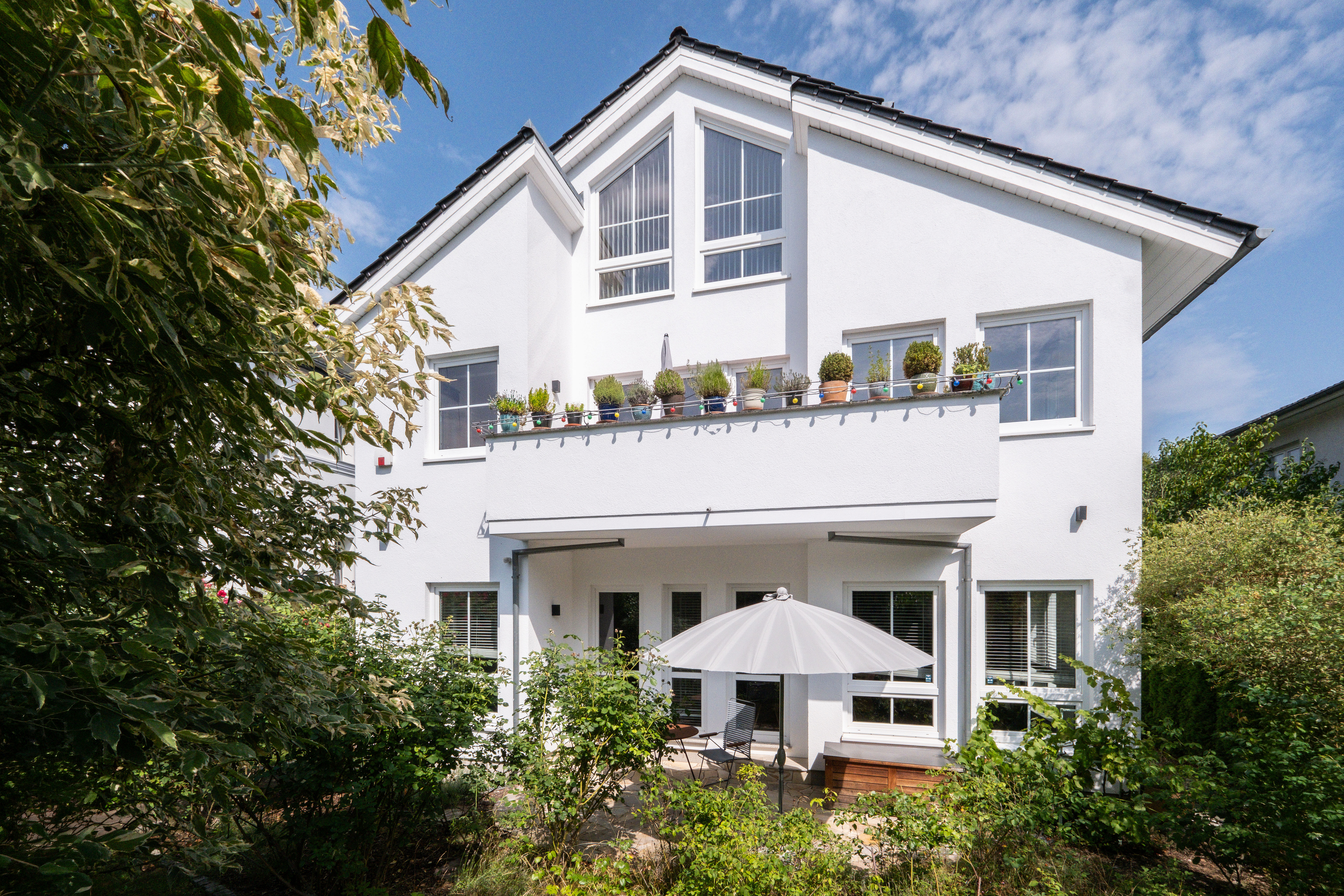 Modern architect-designed house by Achim Felz with garden, terraces and balcony