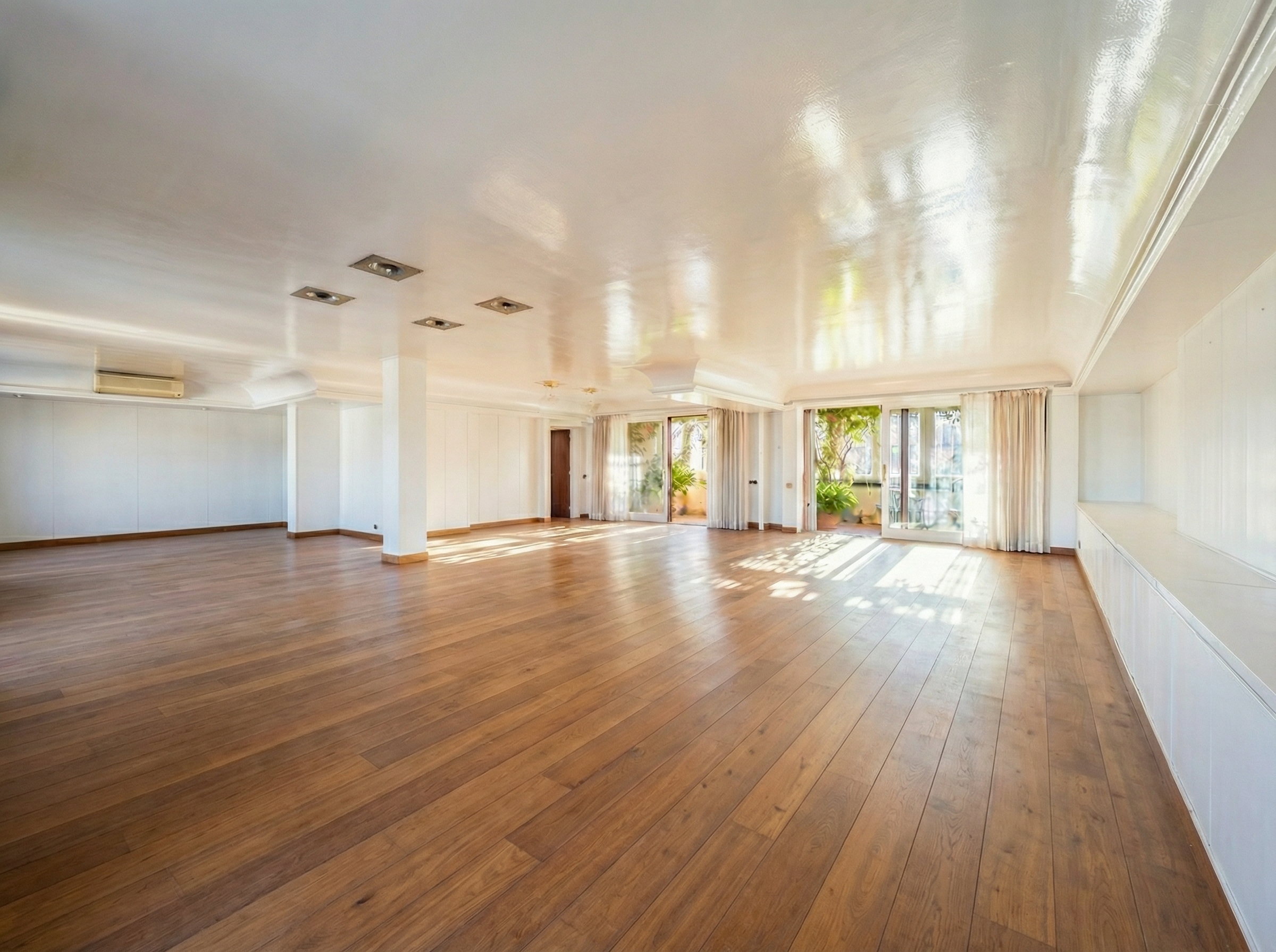 Spacious, bright open-plan apartment