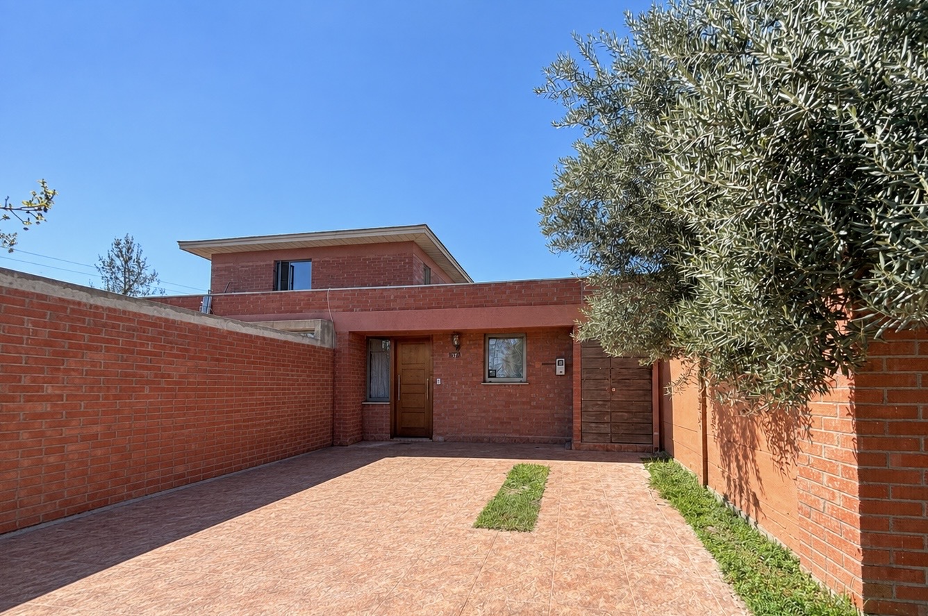 Casa esquina, mayor superficie y excelente precio en Valle Araucarias!