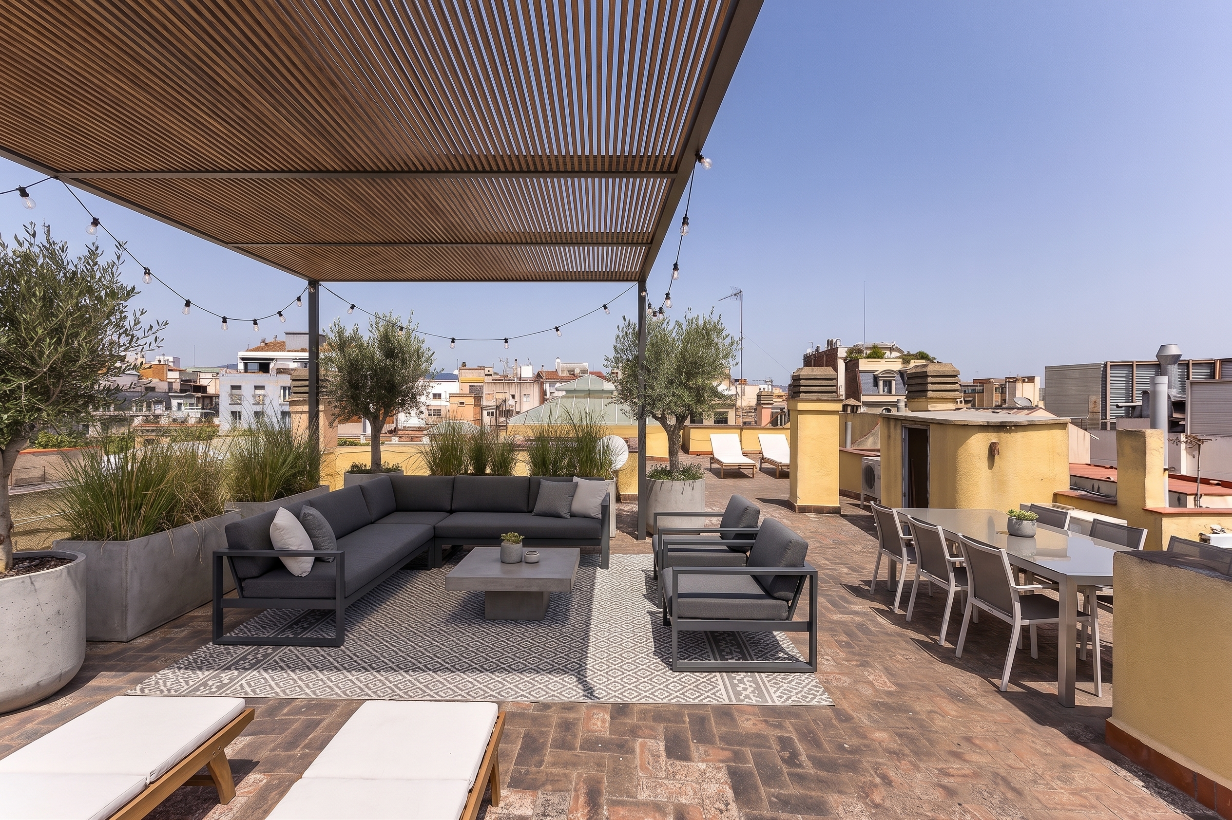 Exclusive penthouse to renovate in a classic building in Eixample