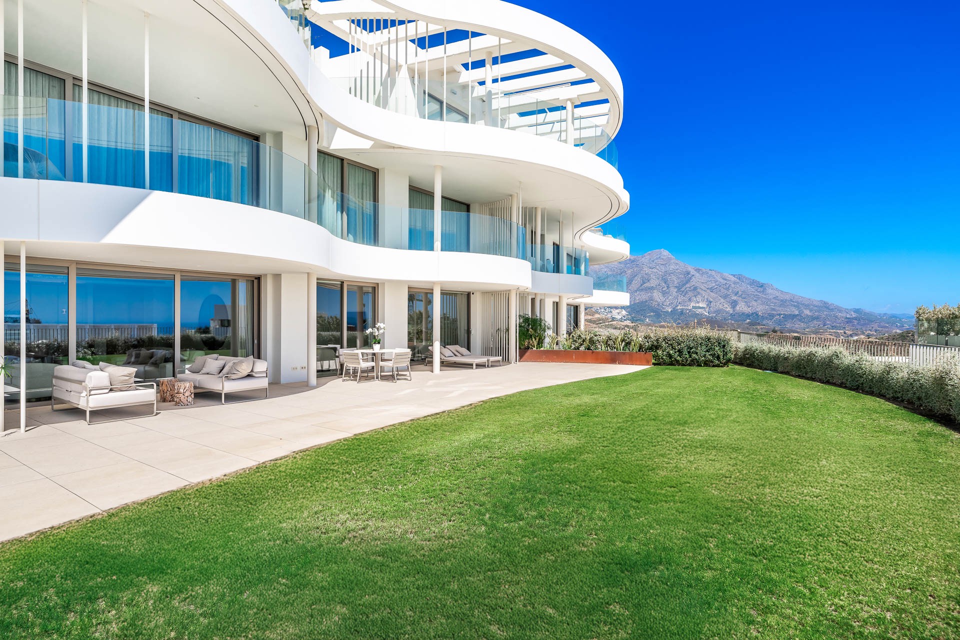 Magnificent Ground-Floor apartment in La Quinta with panoramic sea & mountain views