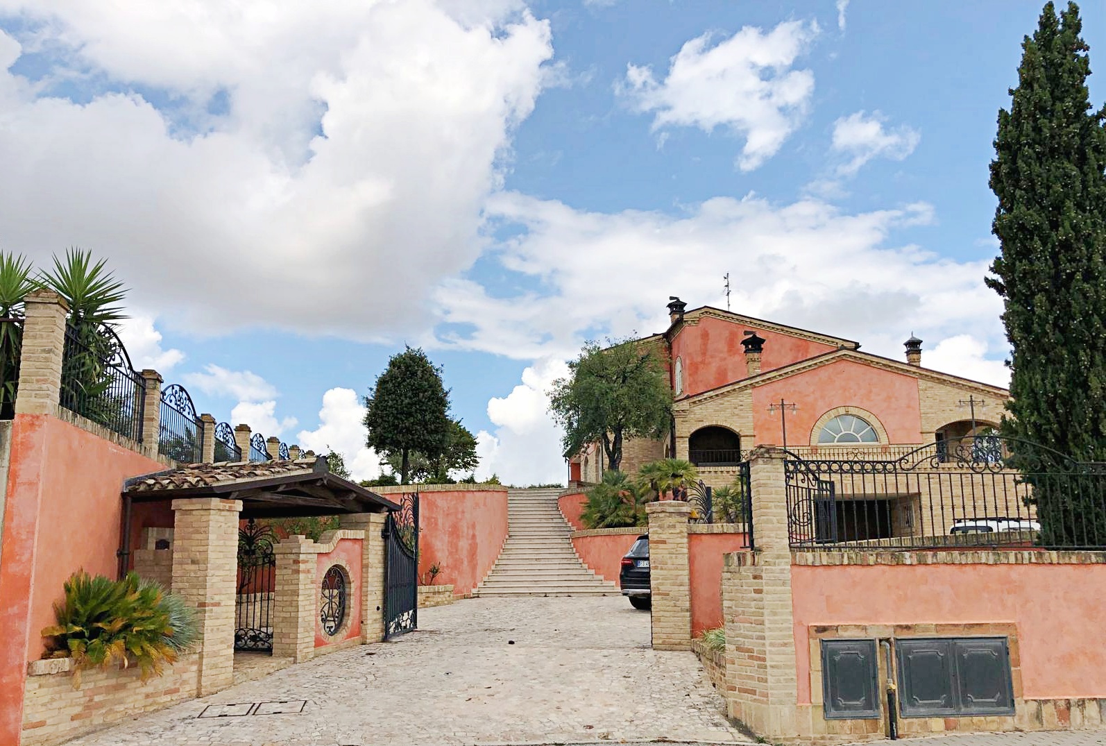 Luxury villa with lush private courtyard in the Recanati hinterland