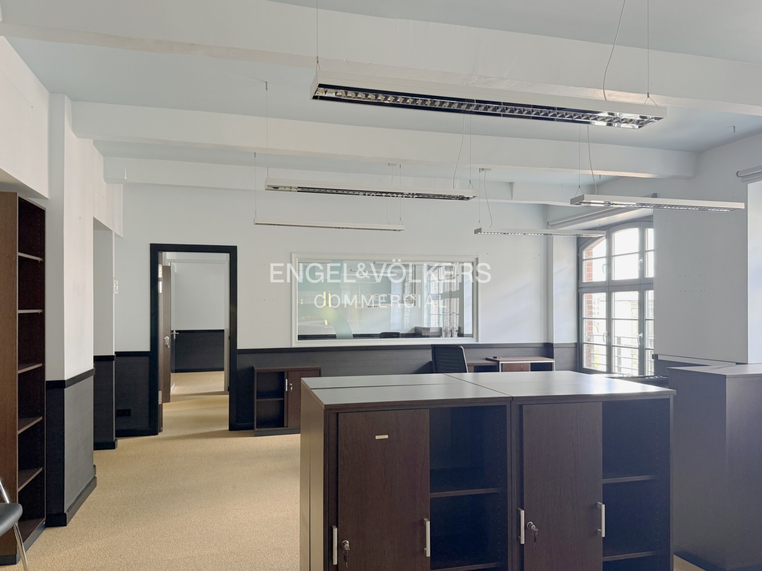 1. Reihe an der Spree: Helles Büro mit Balkon und Terrasse