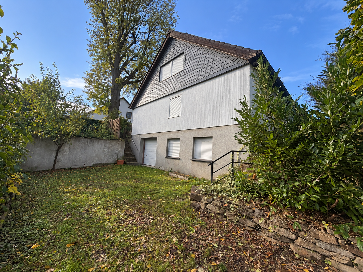 Charmantes Einfamilienhaus auf weitläufigem Grundstück [AI-modified]