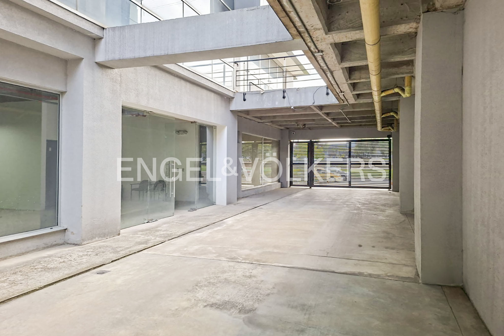 Edificio en arriendo sobre la Autopista