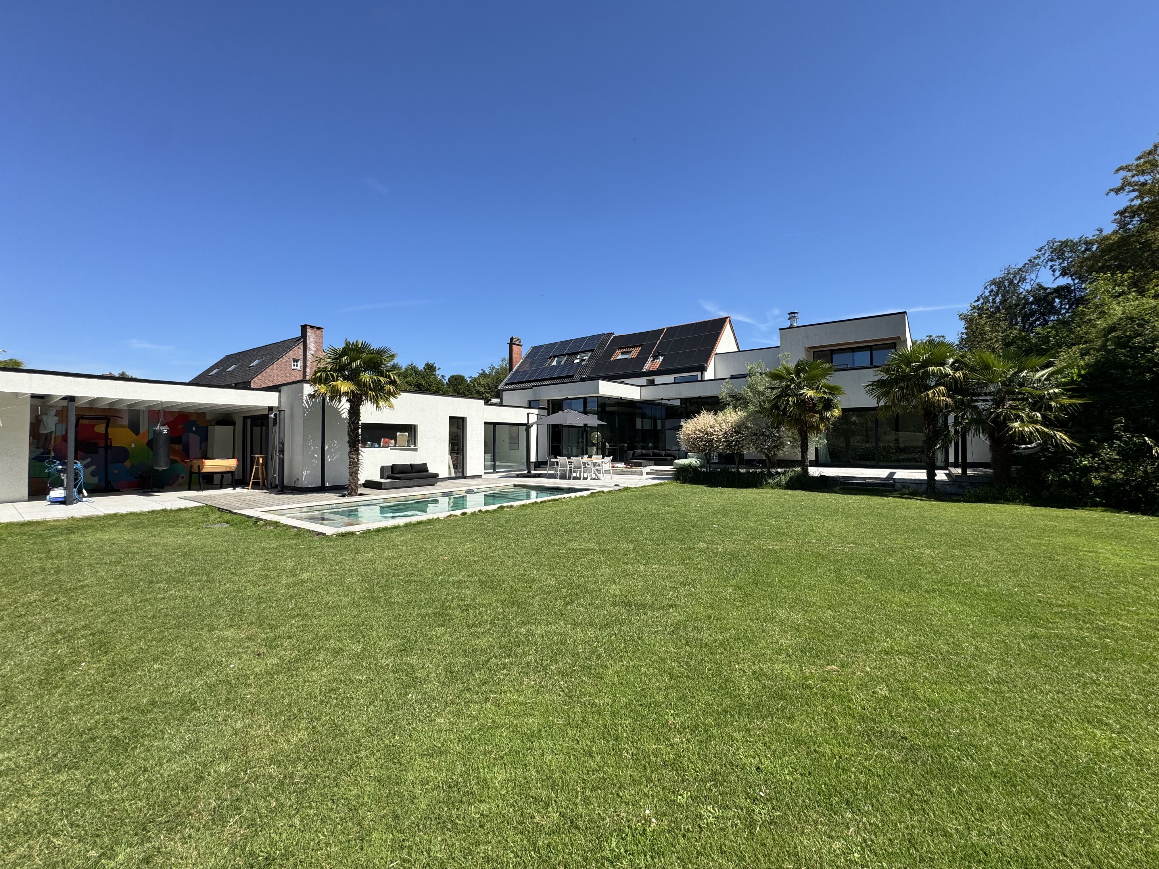 Magnificent fully furnished contemporary villa