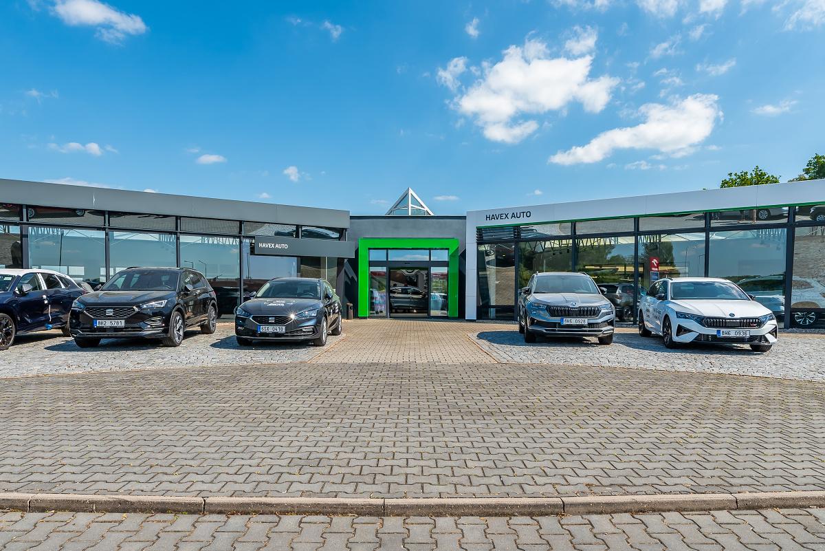 Representative car showroom with car service in Chlumec nad Cidlinou