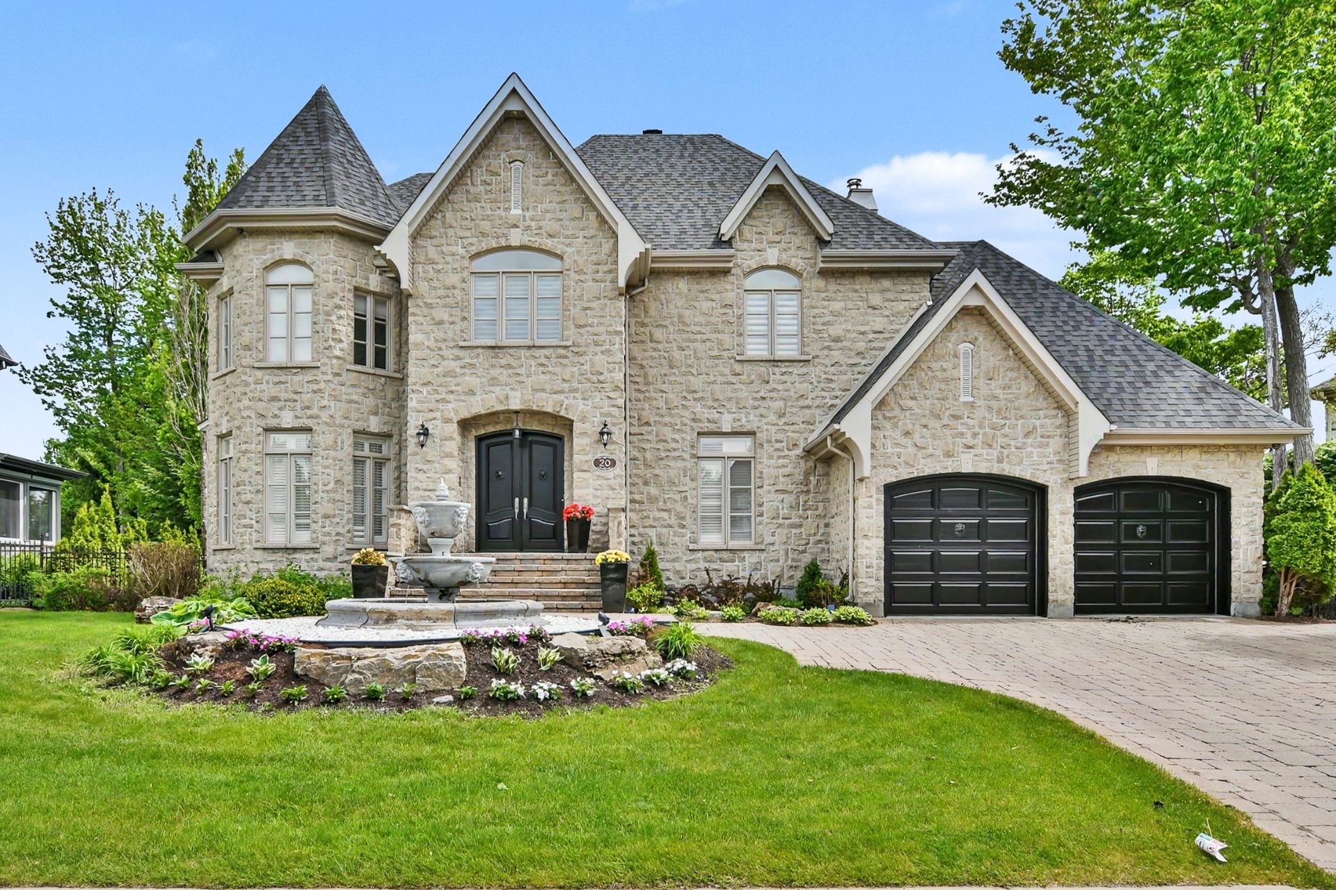 Breathtaking panoramic views, backs onto a Golf course