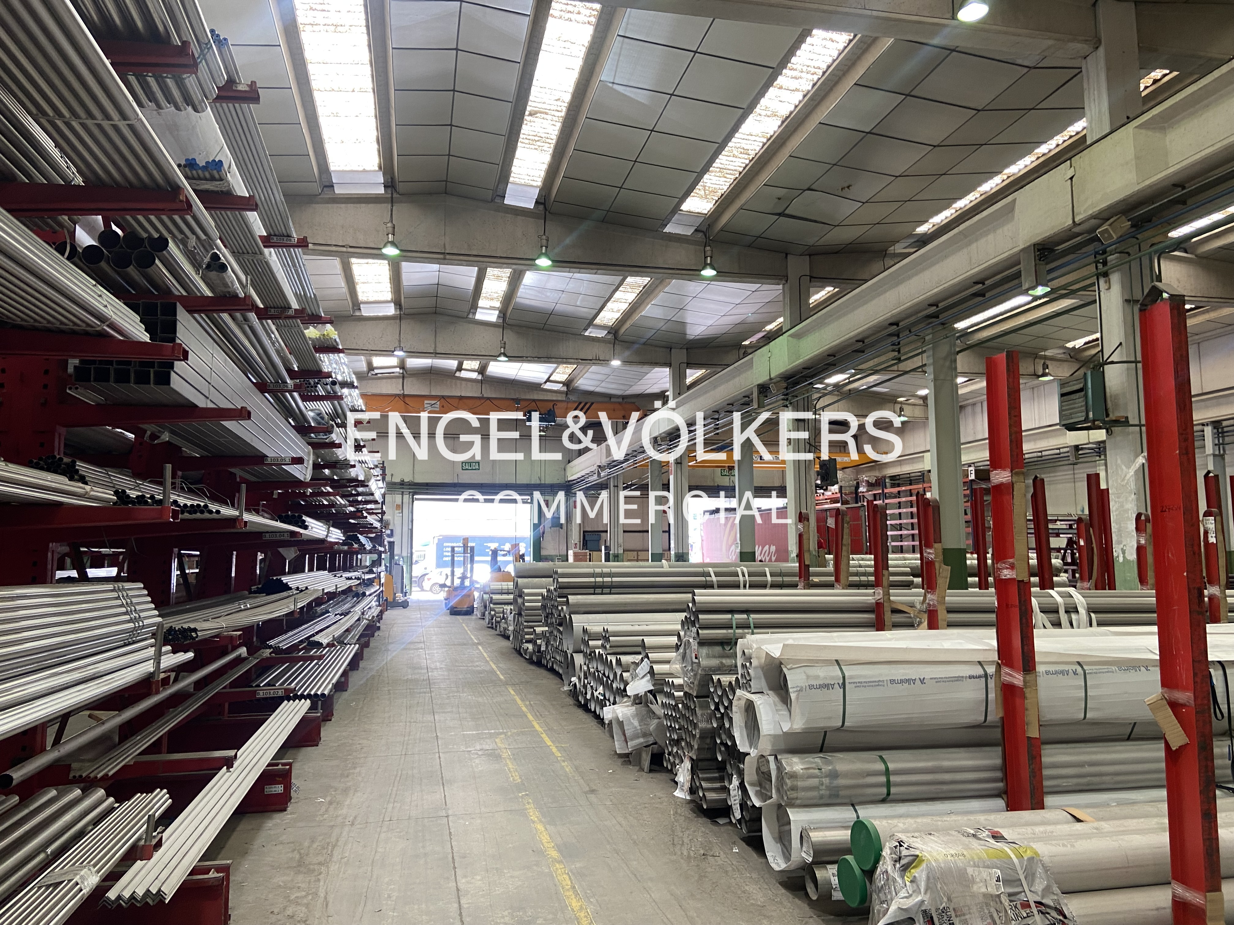 Nave con puentes grúa