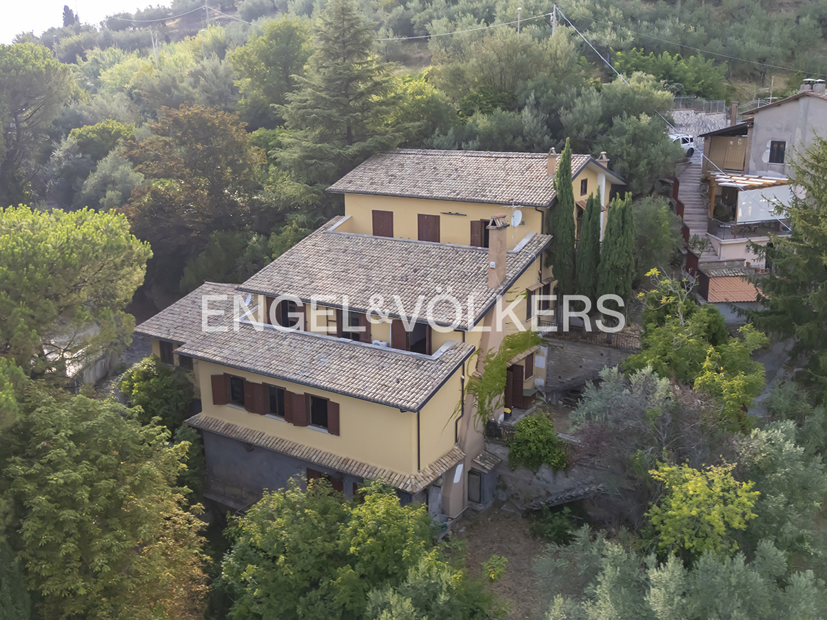 Prestigious real estate complex with unique views in Olevano Romano