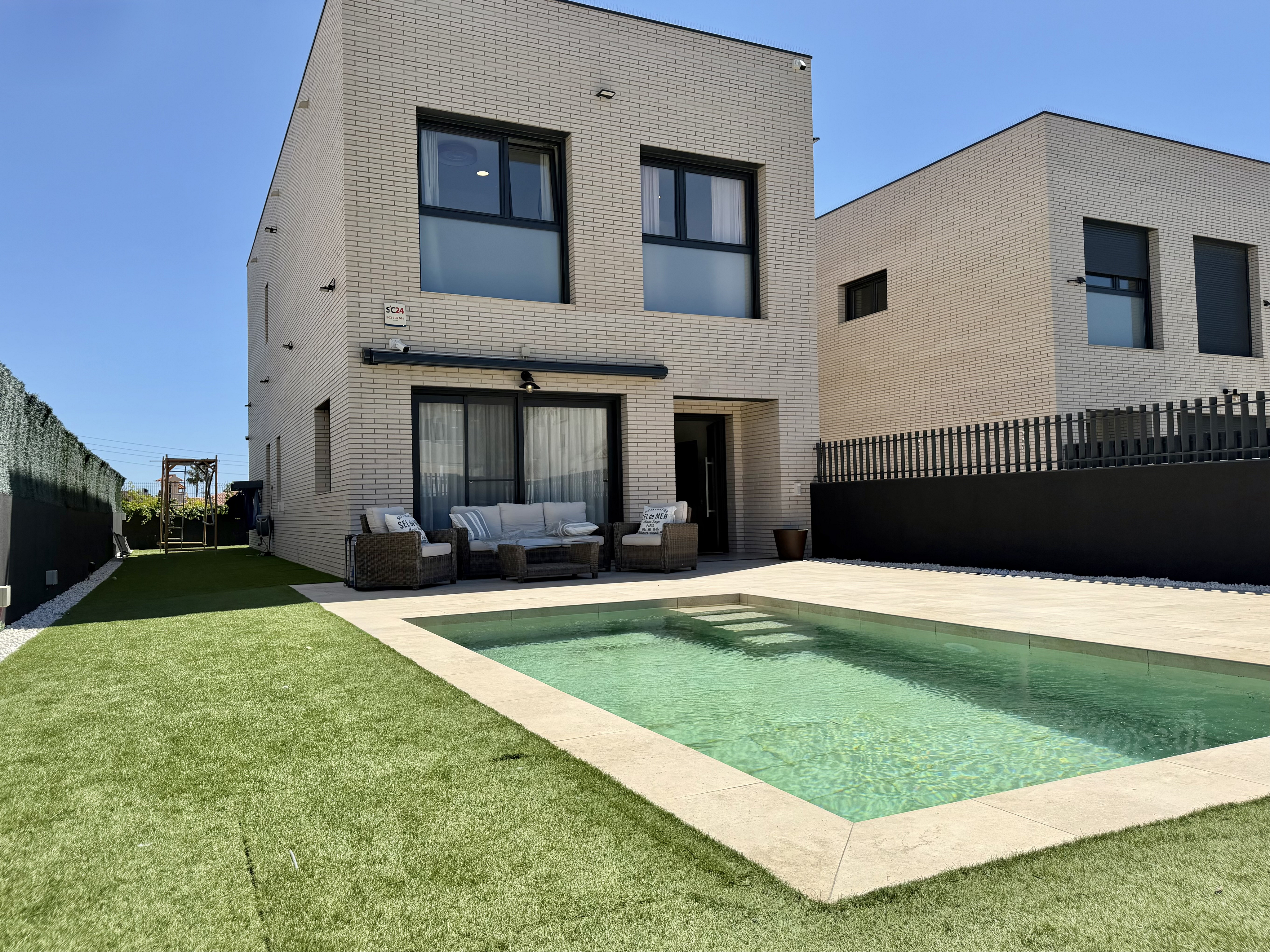¡Tu oasis de diseño en el corazón de Vilafortuny, Cambrils!