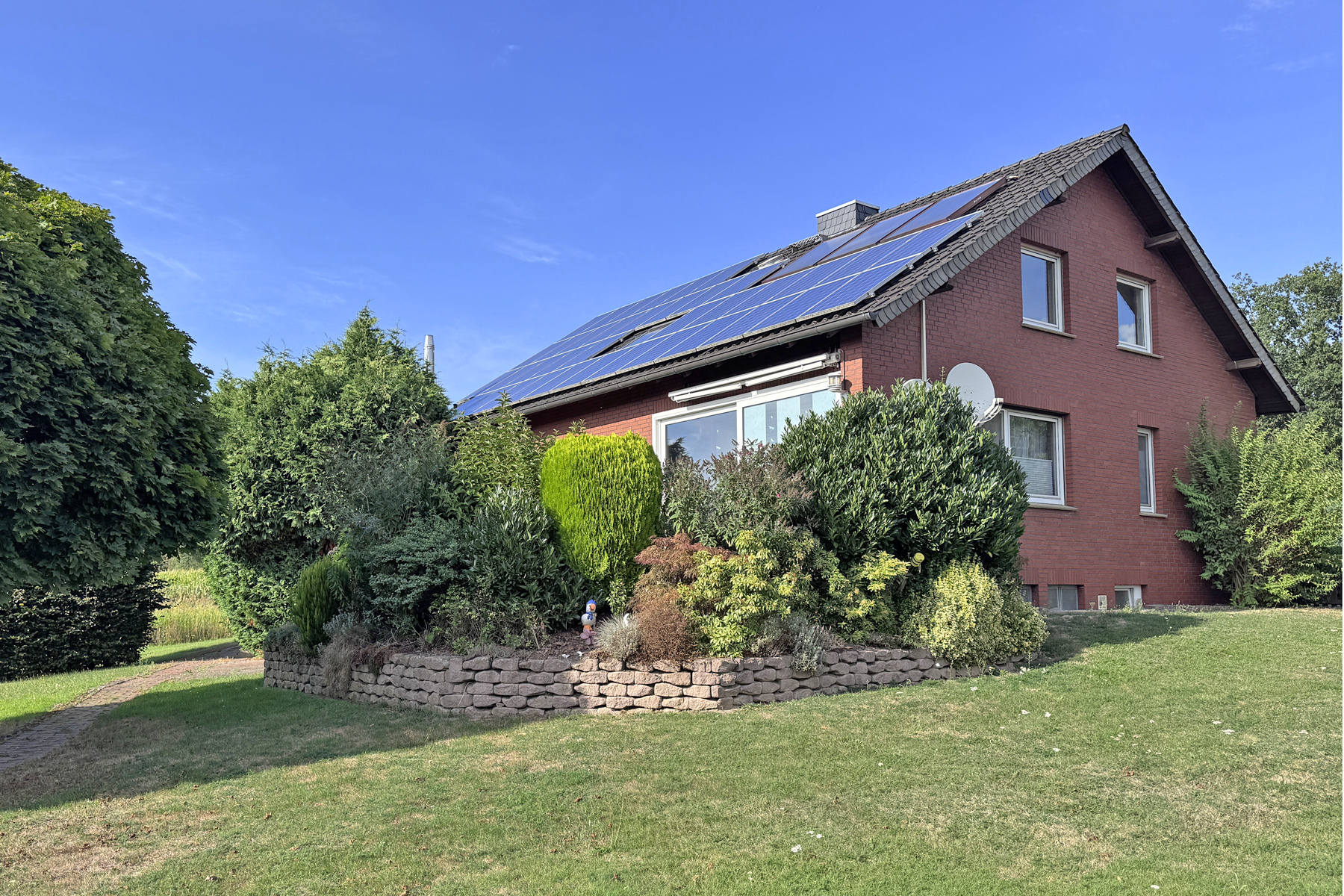 Solides Zweifamilienhaus mit viel Platz für Familie und Generationen