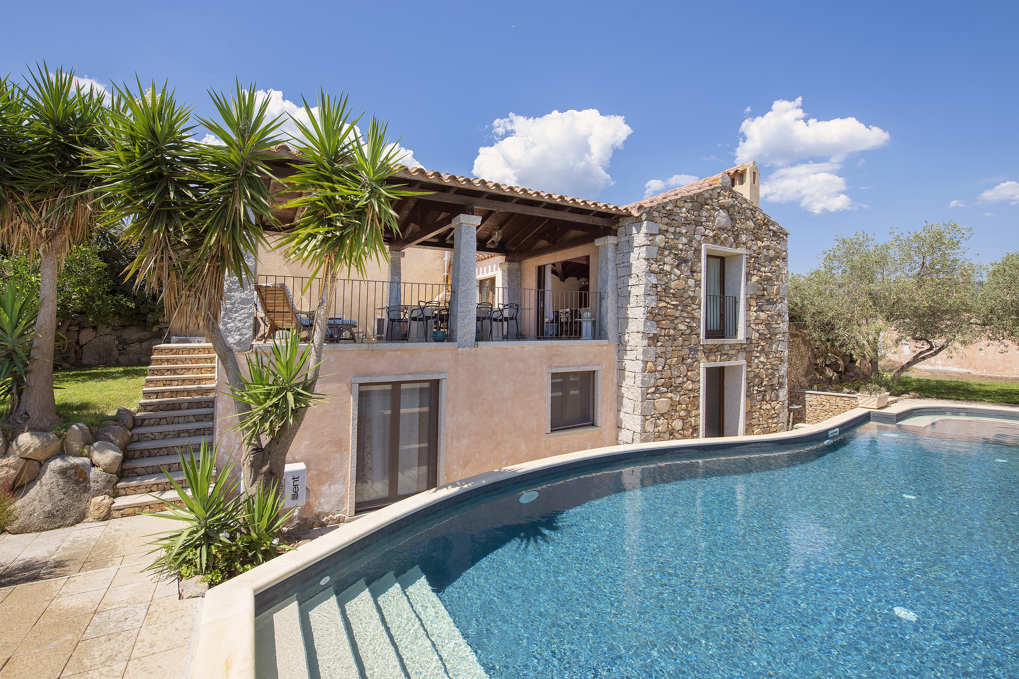 Detached Villa with Pool and Peaceful Outdoor Living