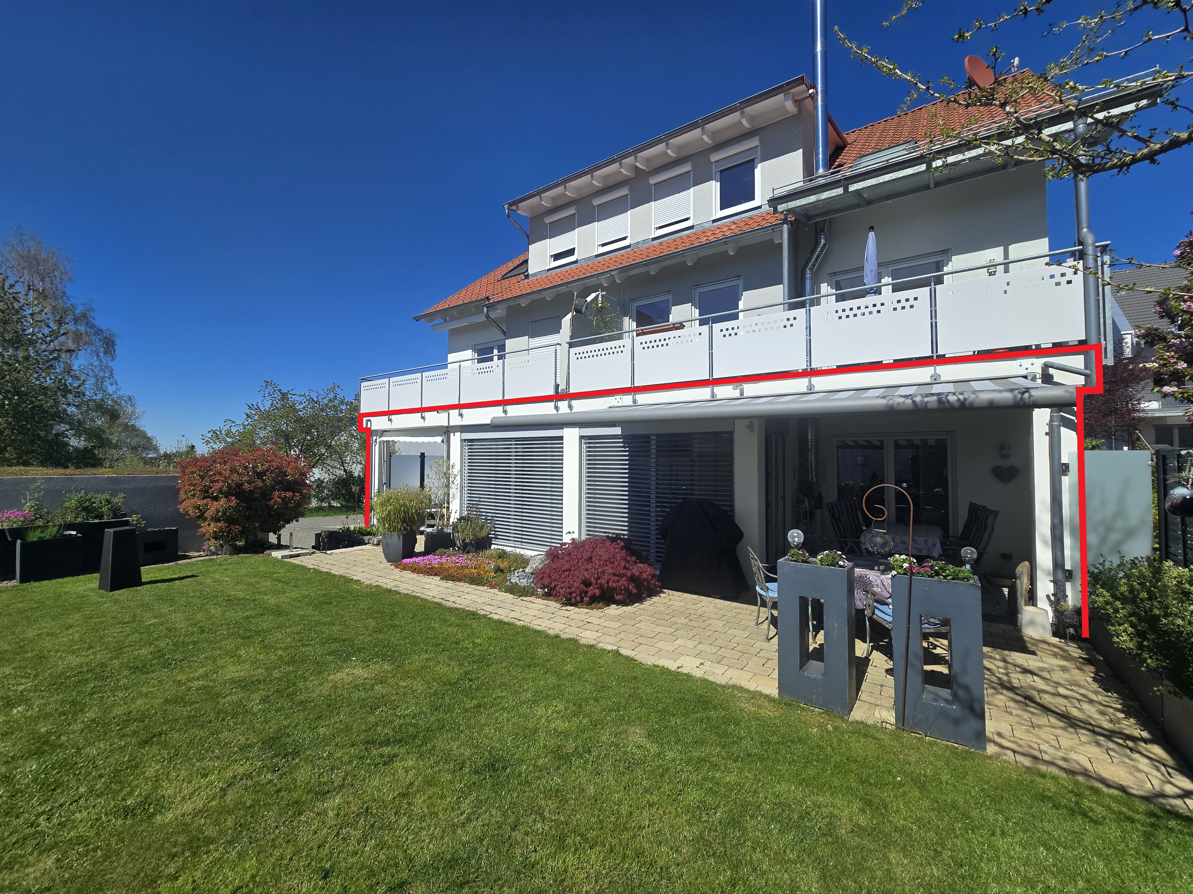 Exklusive 4,5-Zimmer-Erdgeschosswohnung in neuwertigem Zustand mit EBK, Gartenanteil, Garage und Außenstellplatz