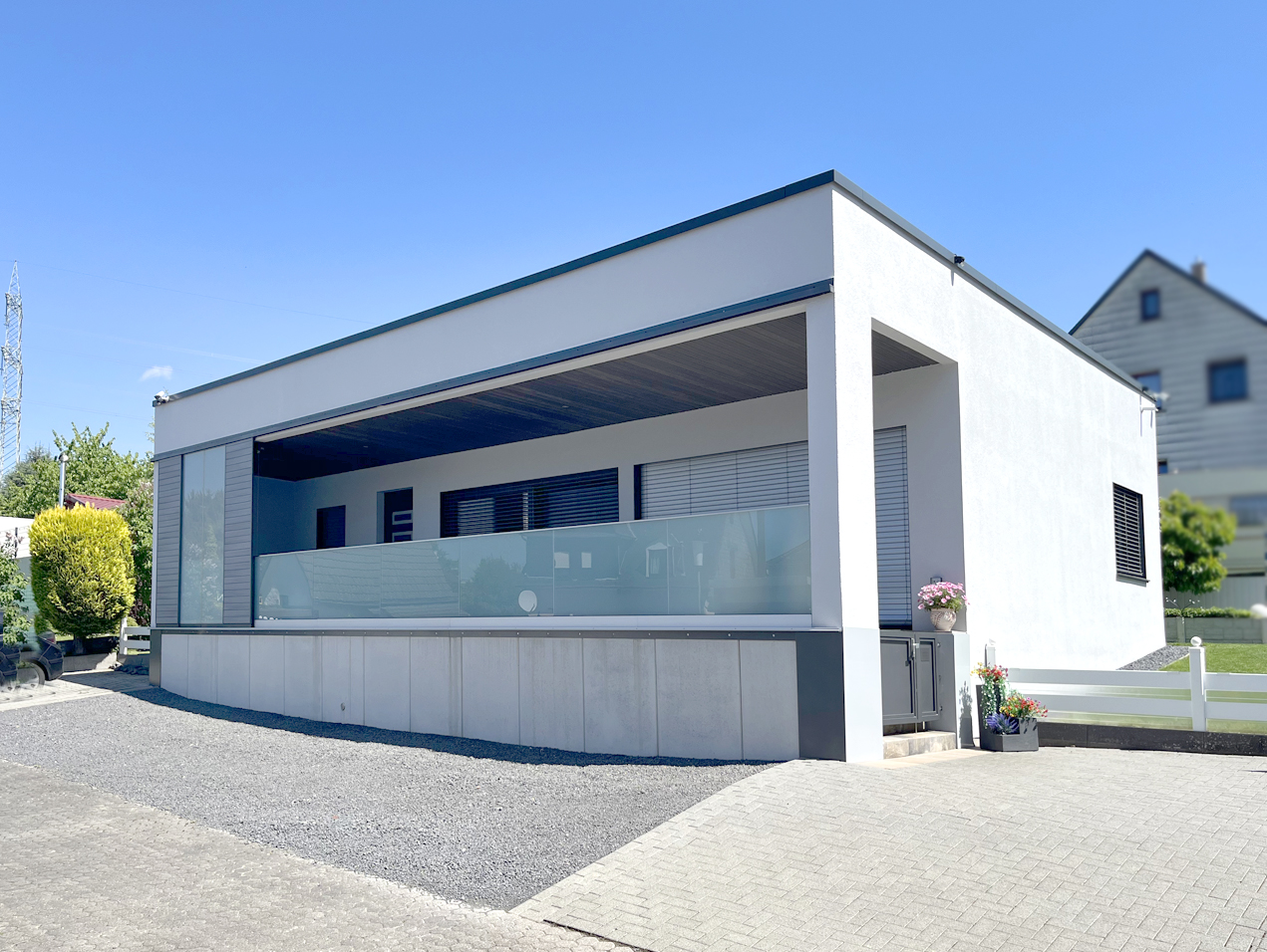 Moderner Bungalow auf großem Grundstück in ruhiger Lage