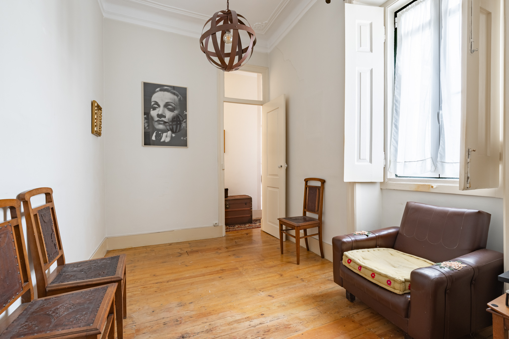 Charming 5-Bedroom Apartment near Praça José Fontana