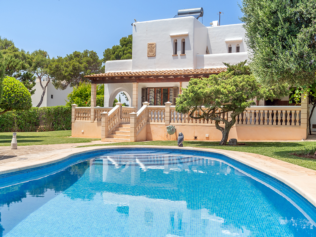 Mediterranean property in the second sea line at Cala Gran with rental license