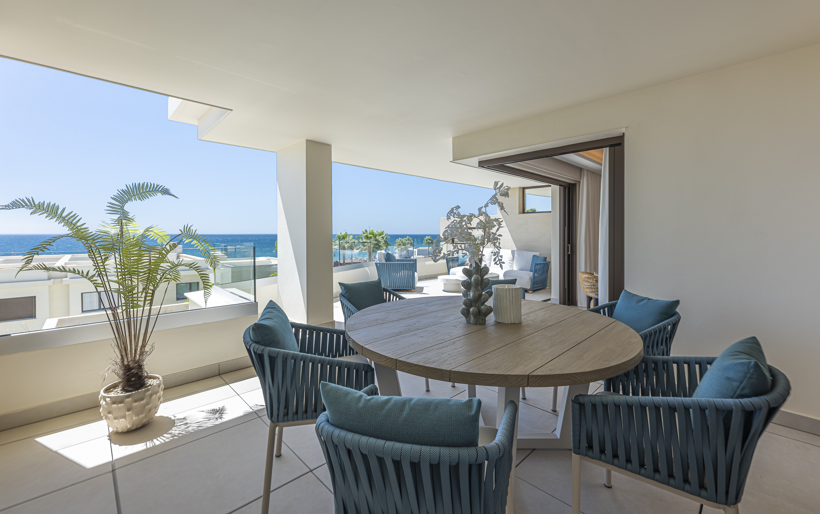 2-bedroom apartment with frontal sea views in Velaya, Estepona
