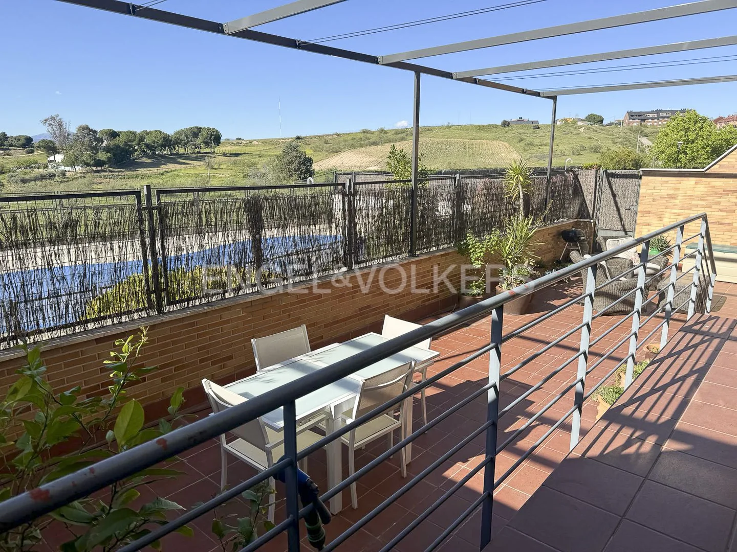 BEAUTIFUL FIRST FLOOR WITH TERRACE AND SPECTACULAR VIEWS OF THE MOUNTAINS IN MAJADAHONDA