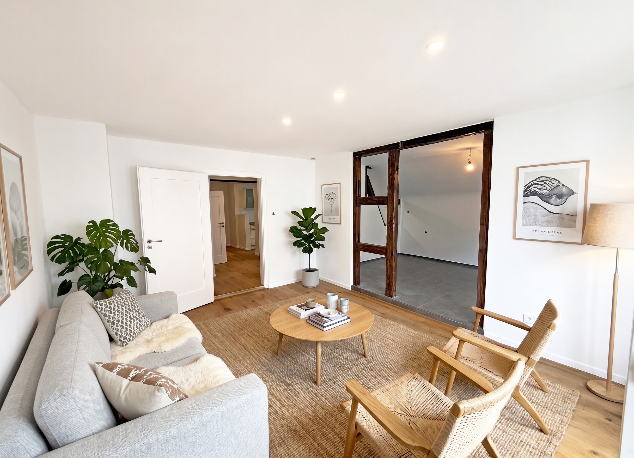 S-MITTE: Modernisierte Dachgeschoss-Wohnung in begehrter Lage [AI-modified]