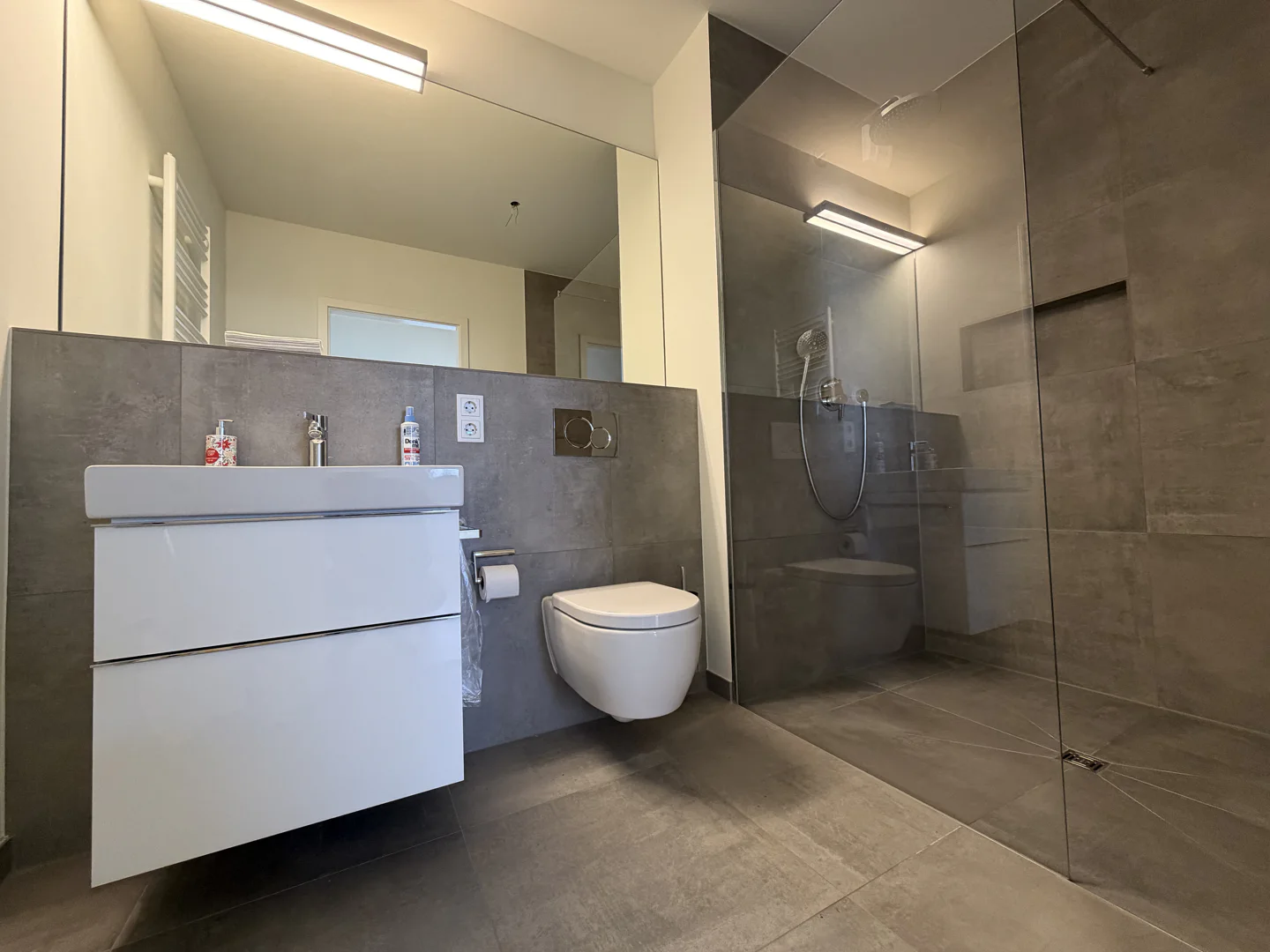 Hochwertige 3-Zimmer-Neubauwohnung mit Küche & Stellplatz fußläufig zum Maternusplatz - Photo 4