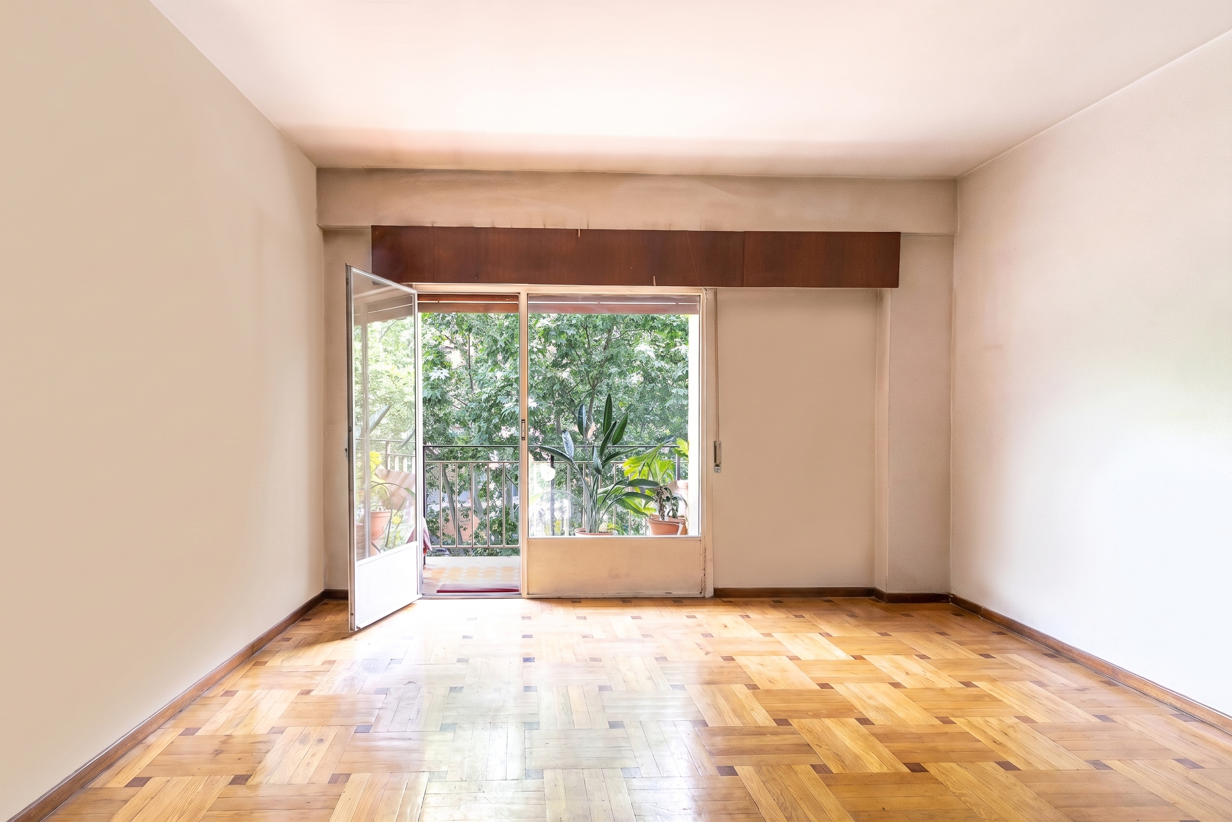 Spacious exterior flat with terrace and open views, great renovation potential
